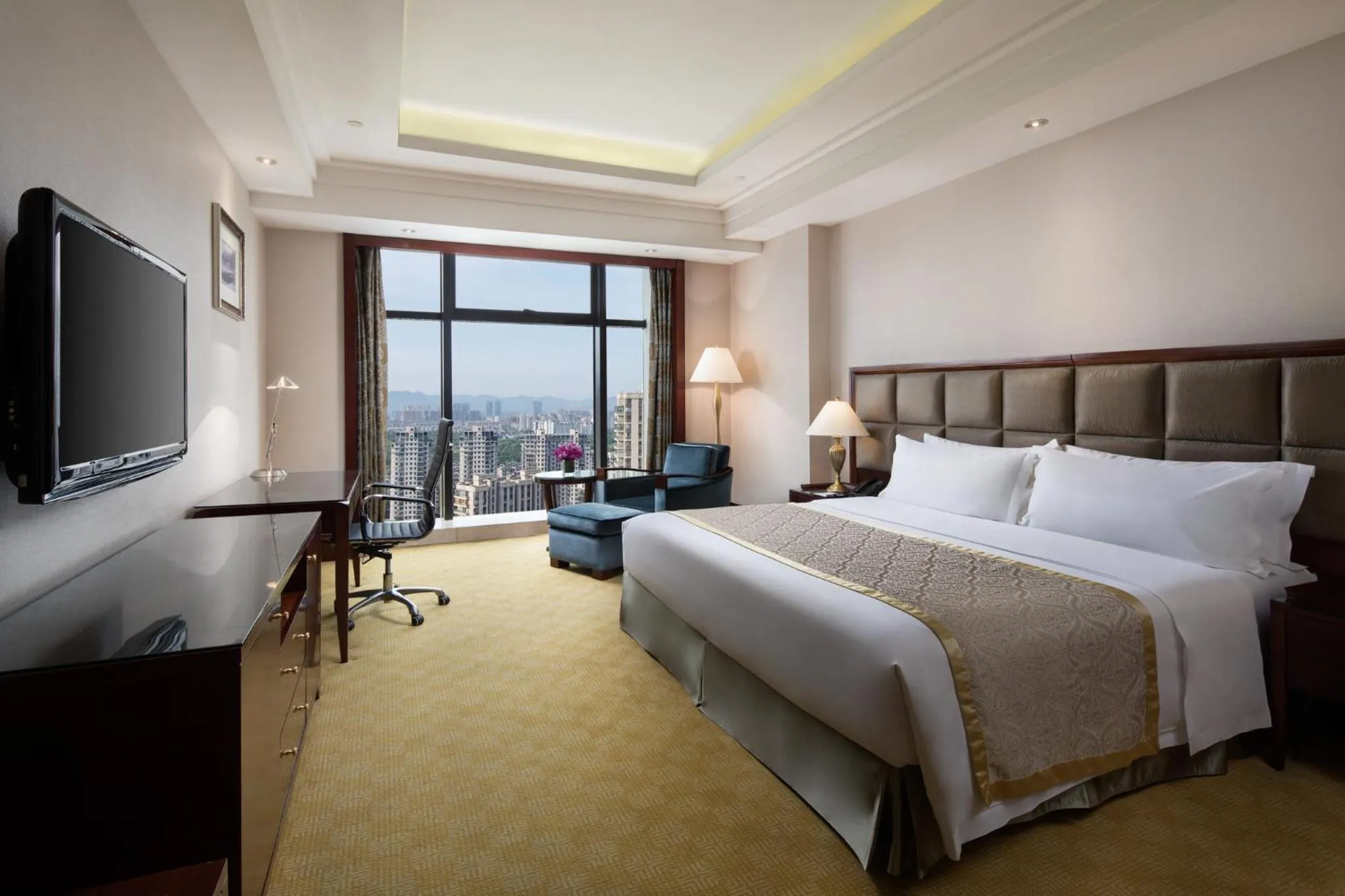 Photo of the whole room, Bed in Crowne Plaza Deqing Moganshan by IHG