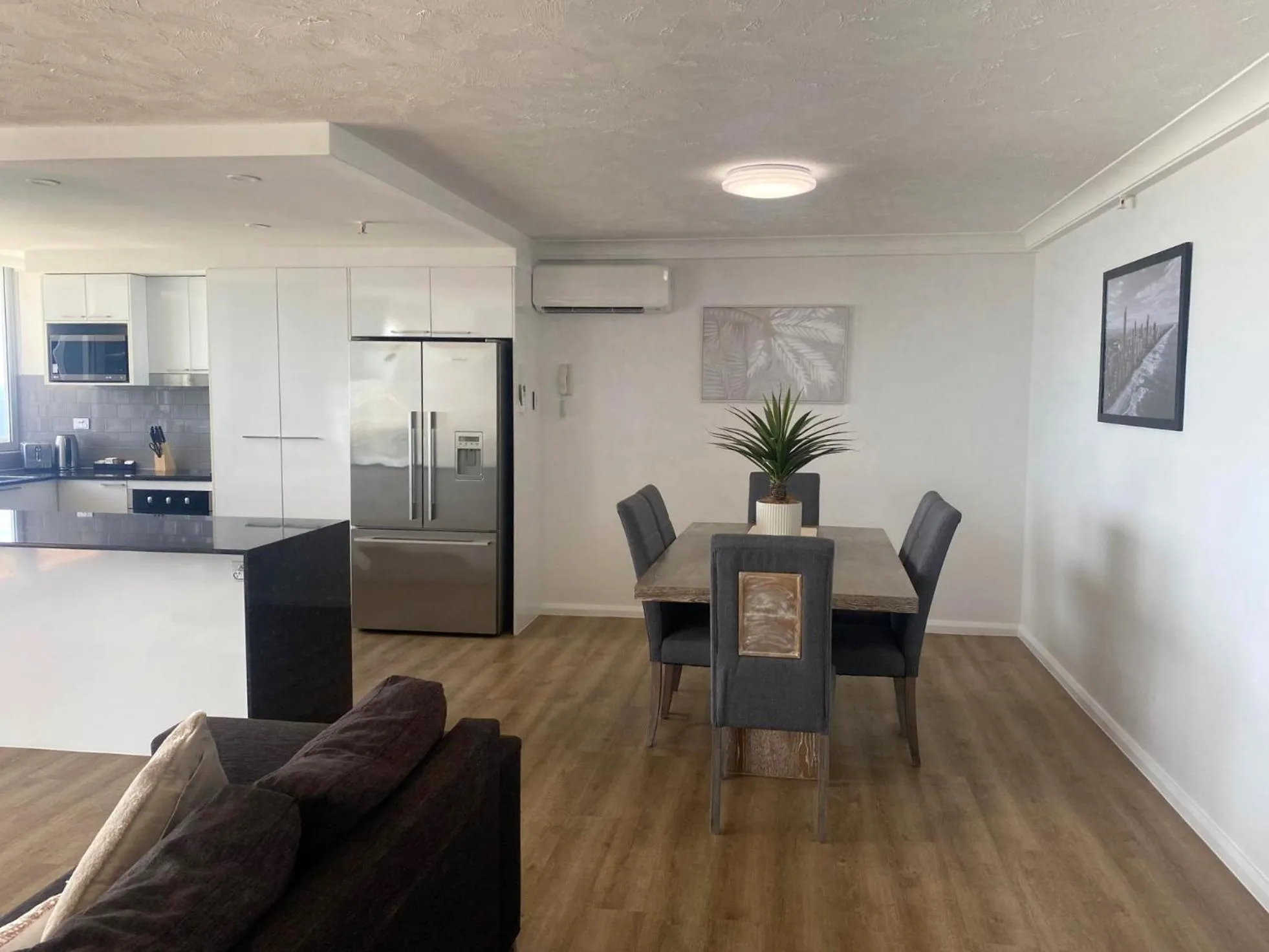 Dining area in Hi Surf Beachfront Resort Apartments OFFICIAL SITE