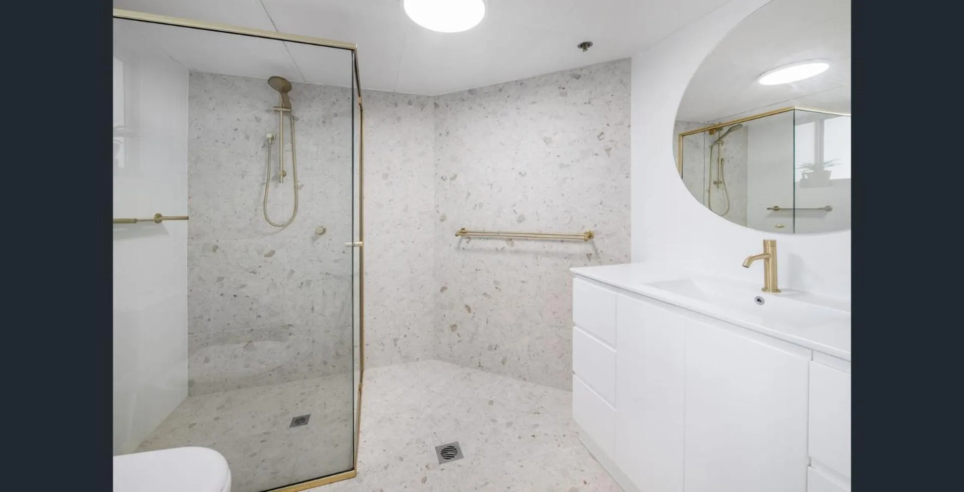 Bathroom in Hi Surf Beachfront Resort Apartments OFFICIAL SITE