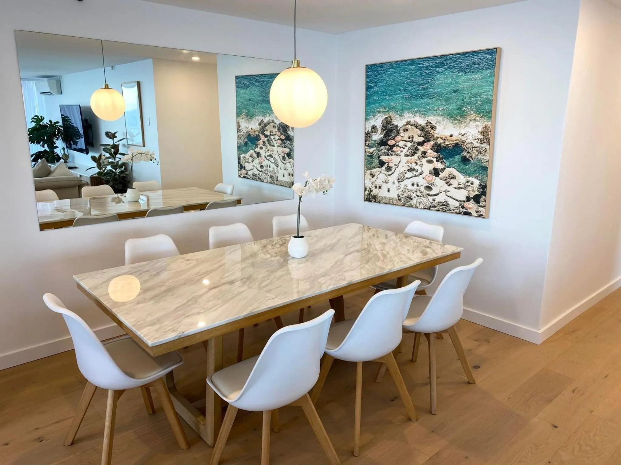 Dining area in Hi Surf Beachfront Resort Apartments OFFICIAL SITE