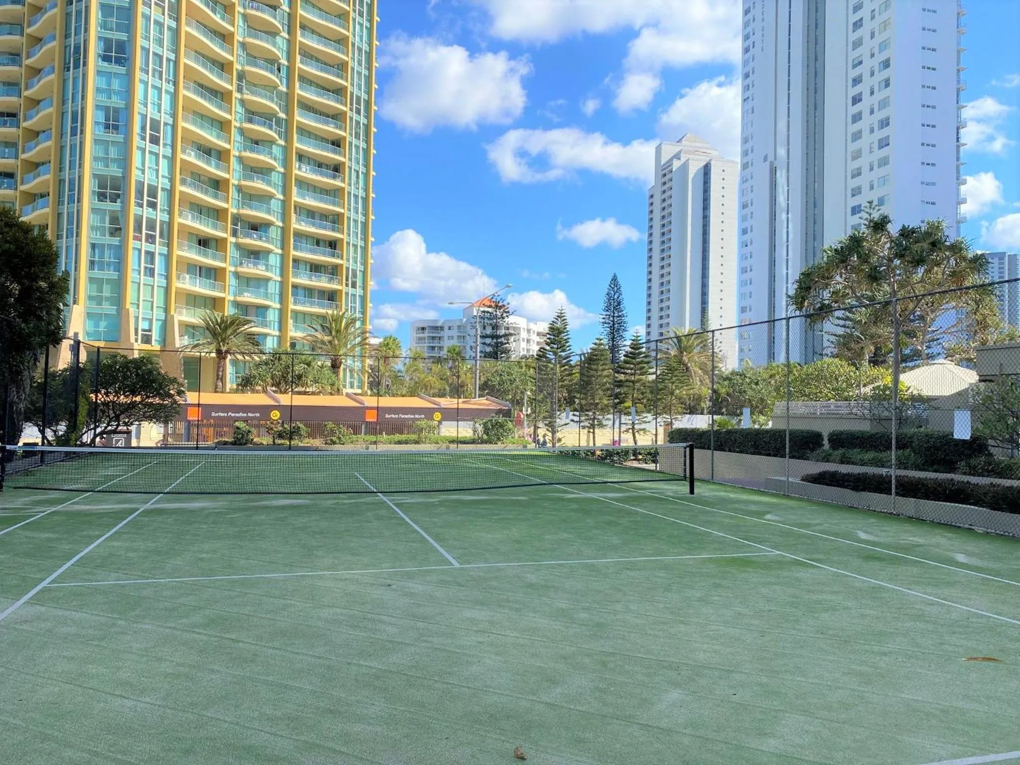 Tennis court in Hi Surf Beachfront Resort Apartments OFFICIAL SITE