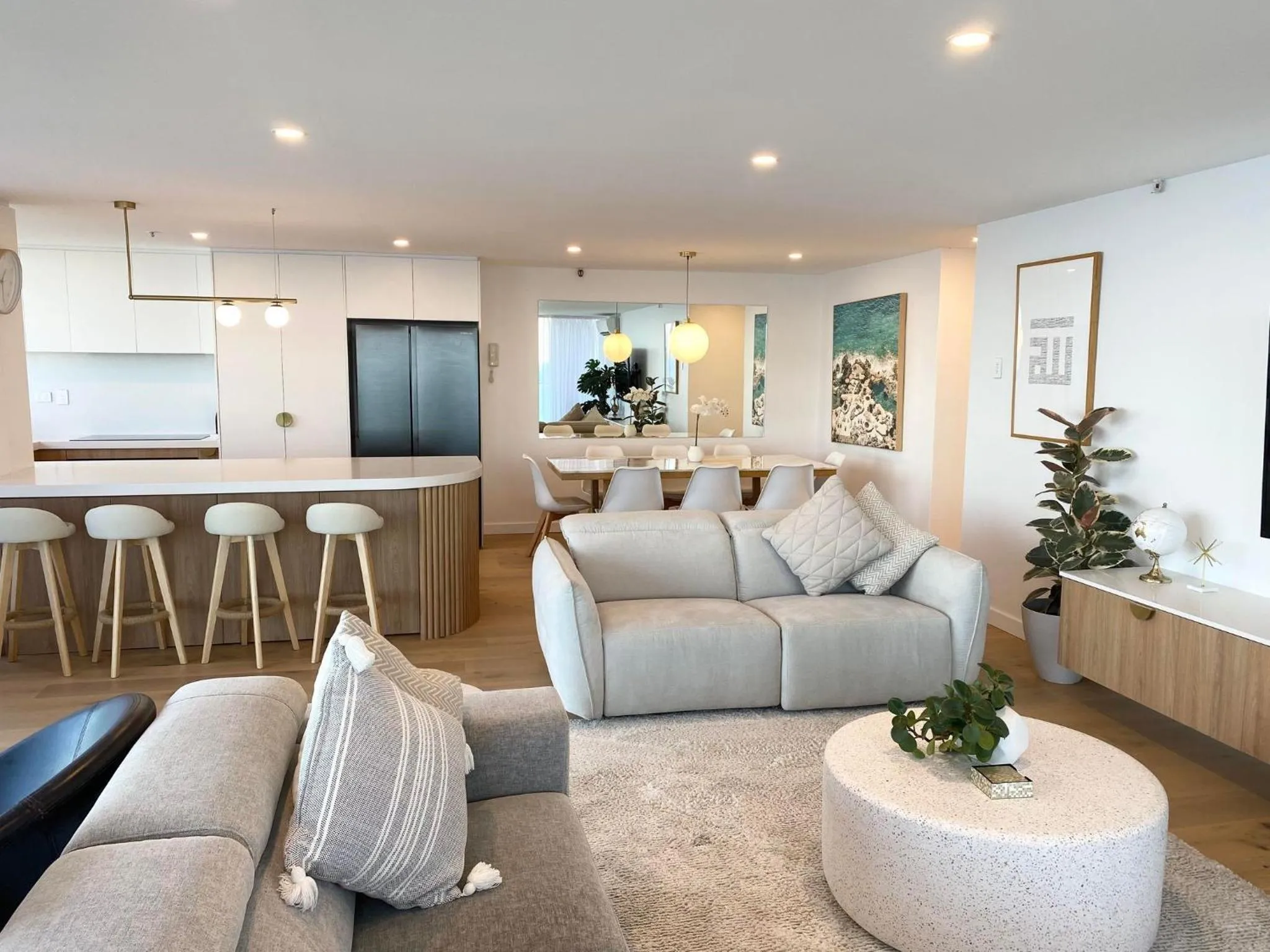 Dining area in Hi Surf Beachfront Resort Apartments OFFICIAL SITE