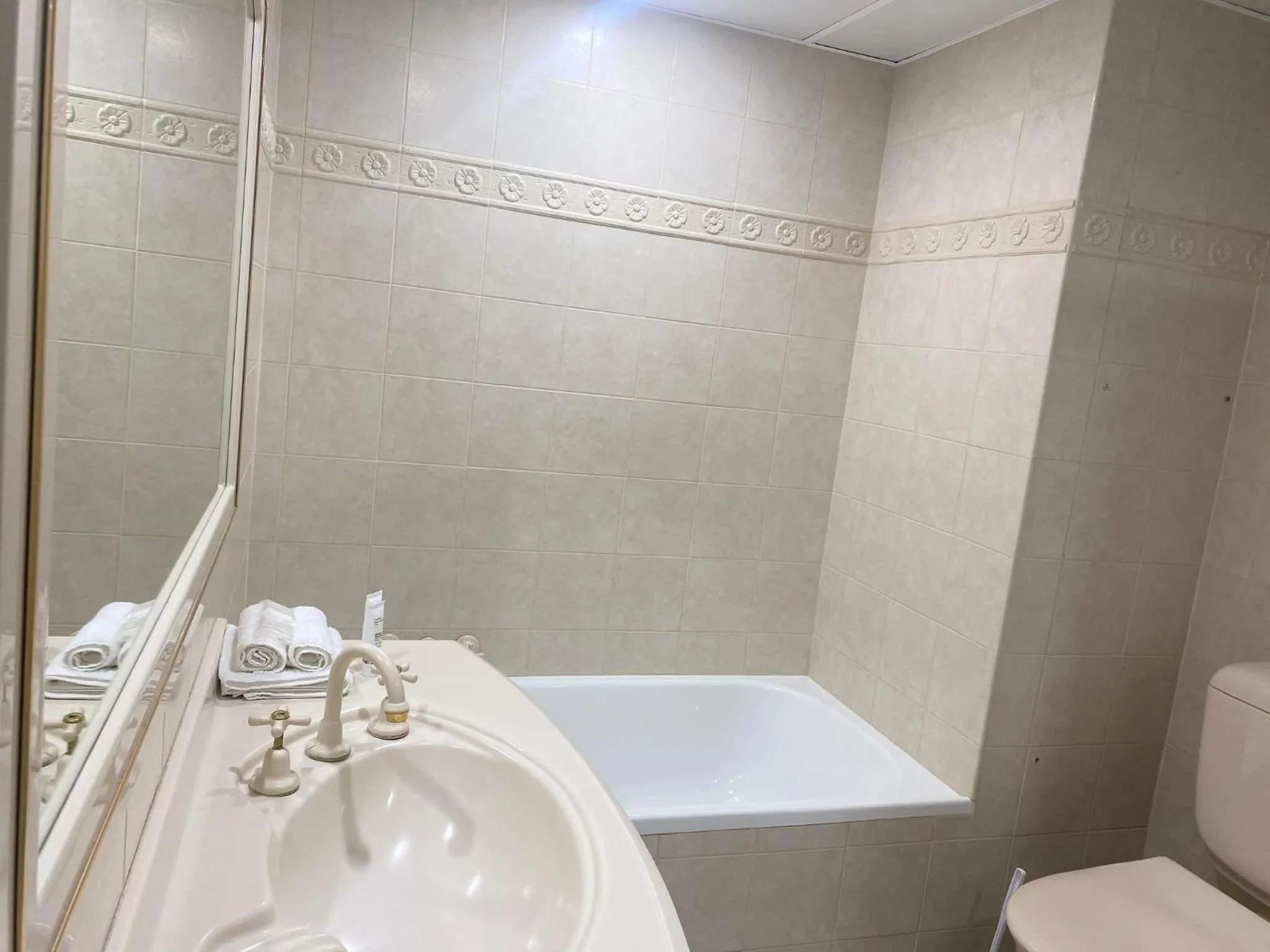 Bathroom in Hi Surf Beachfront Resort Apartments OFFICIAL SITE