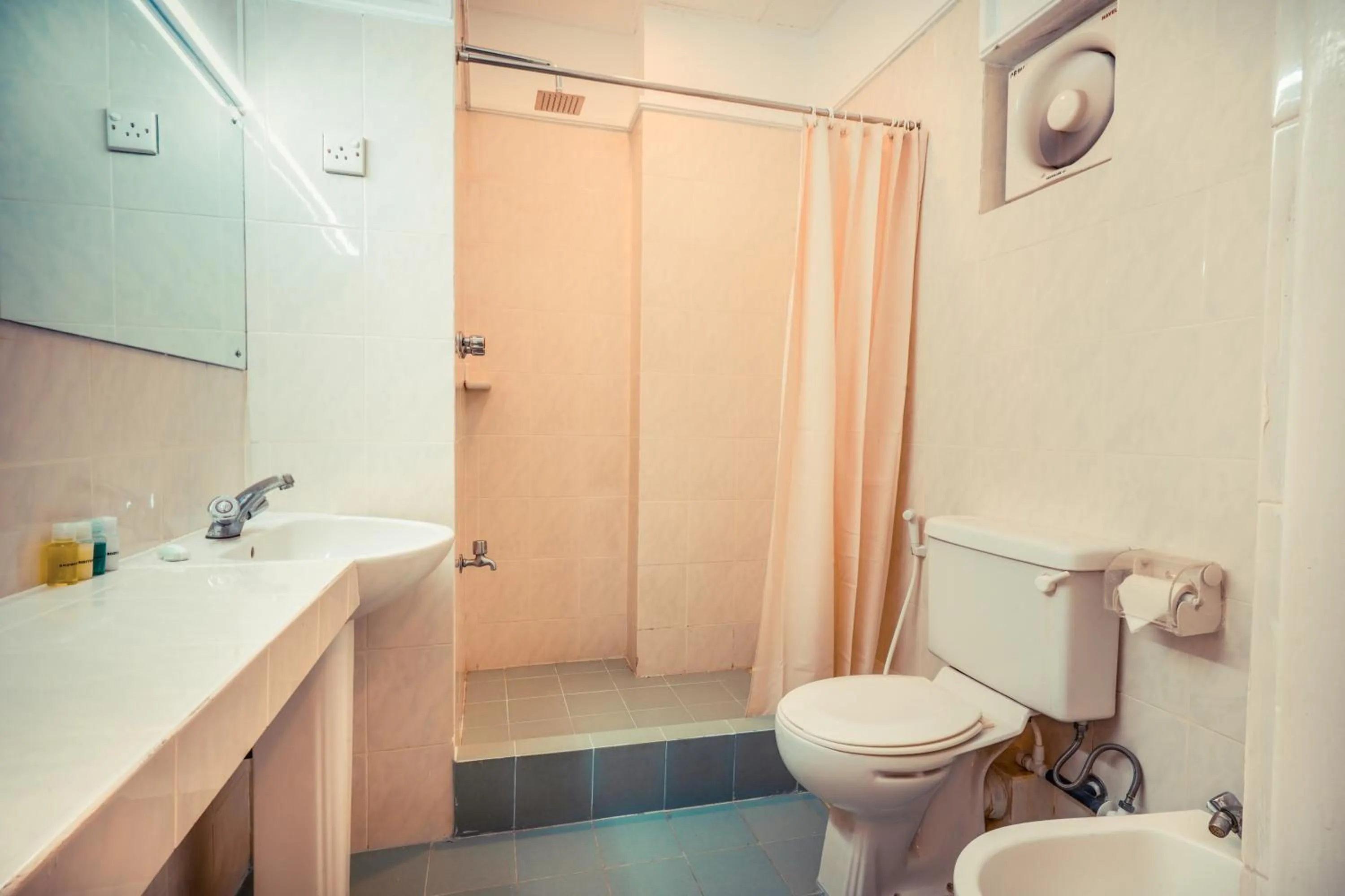 Shower in Reef Garden Hotel