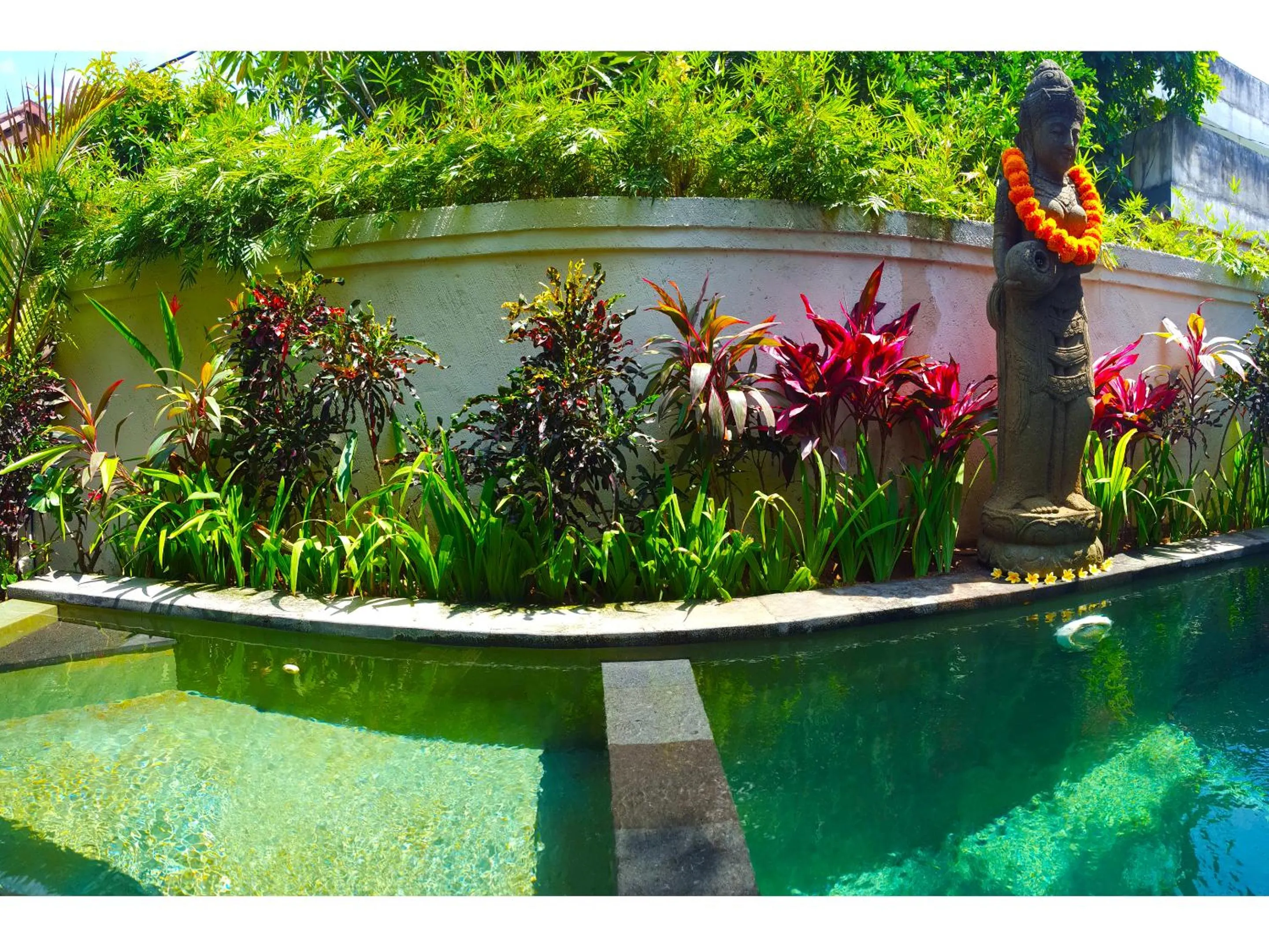 Swimming pool in Juada Garden