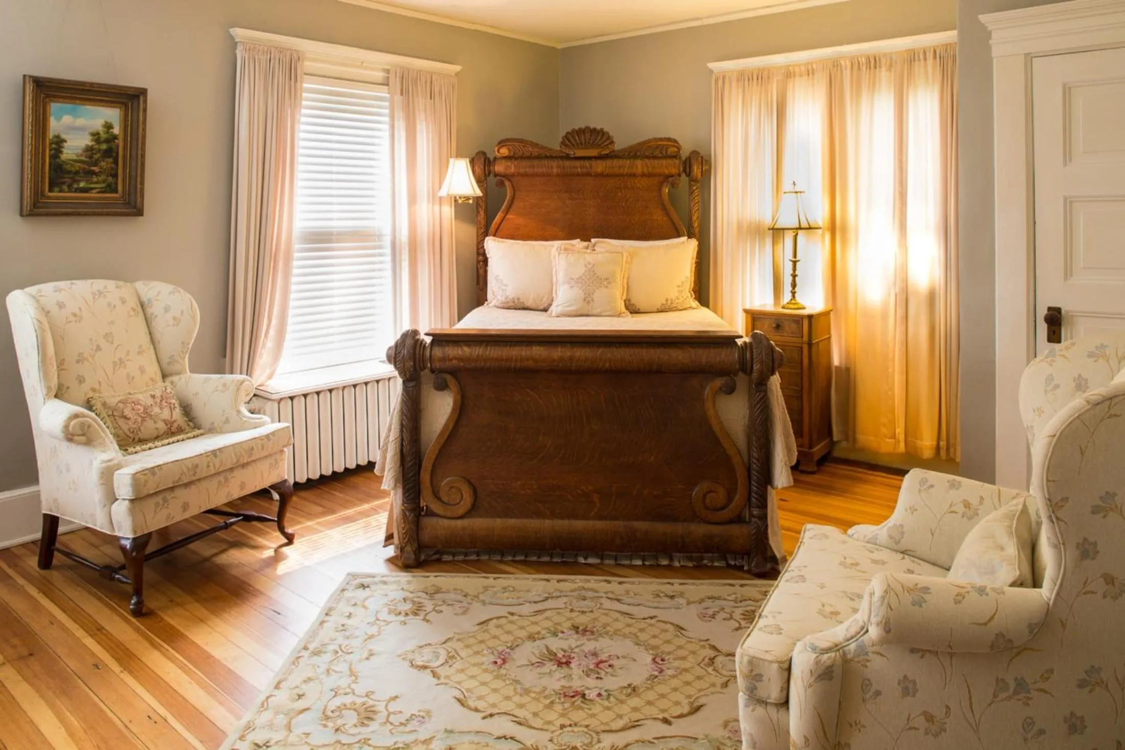 Deluxe Queen Room in The Lion and the Rose Bed and Breakfast