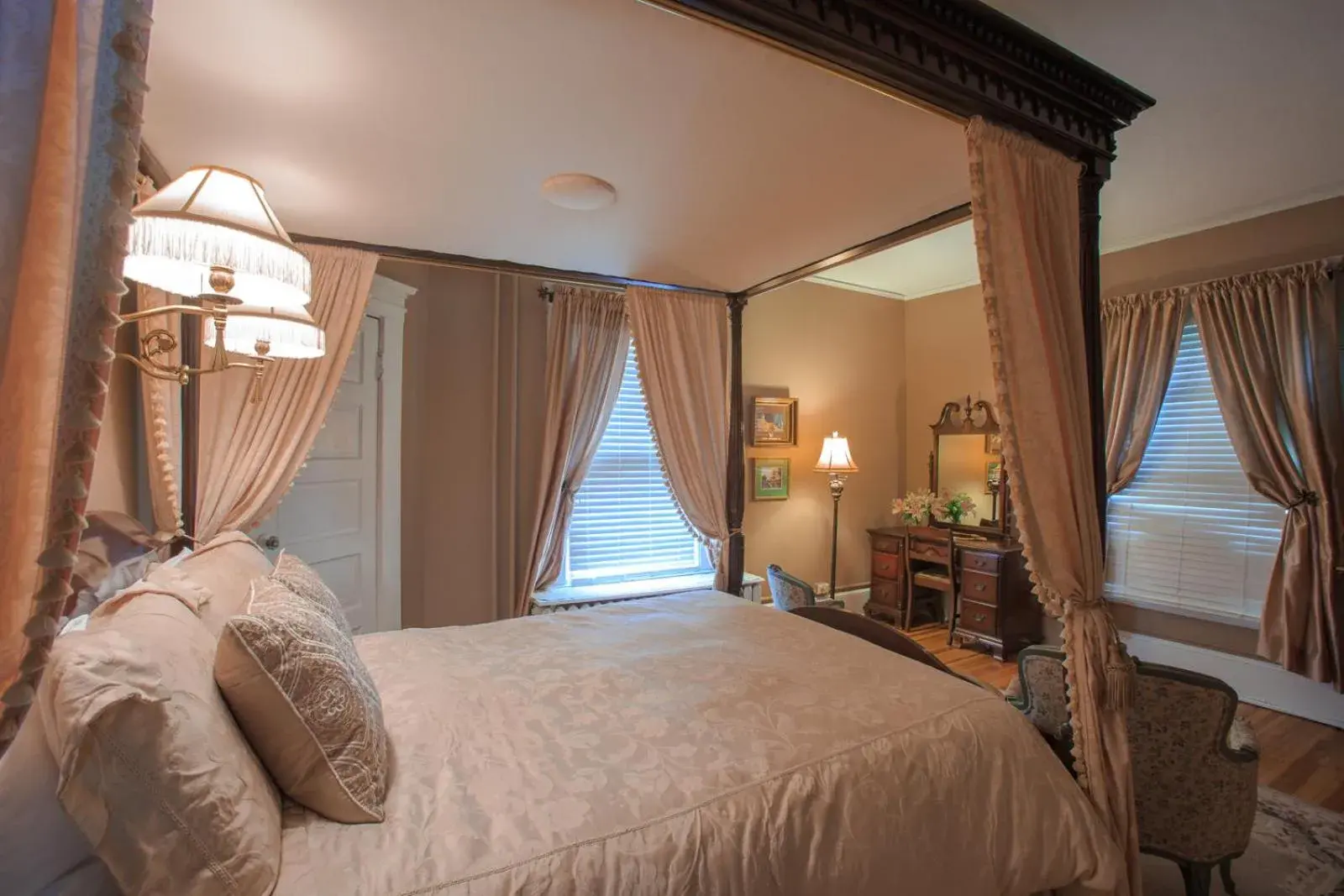 Superior Queen Room in The Lion and the Rose Bed and Breakfast Superior Queen Room in The Lion and the Rose Bed and Breakfast