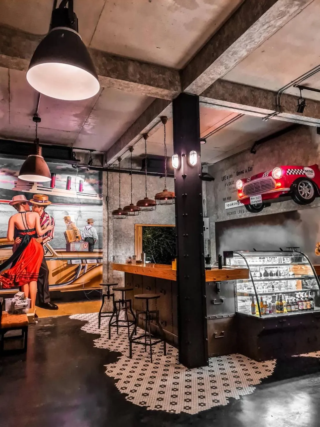 Restaurant/places to eat in Saphli Villa