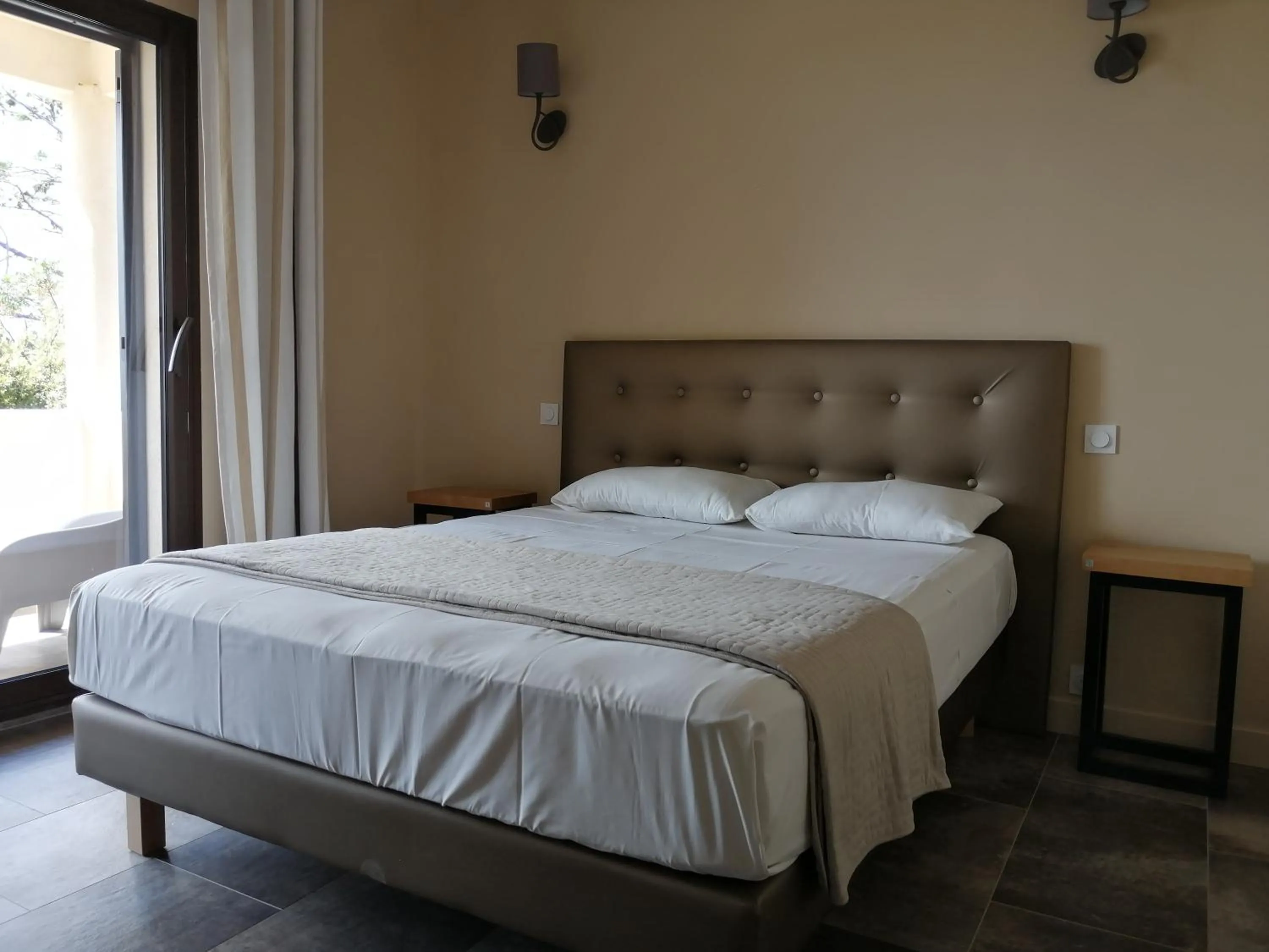 Bedroom, Bed in Auberge Ferayola