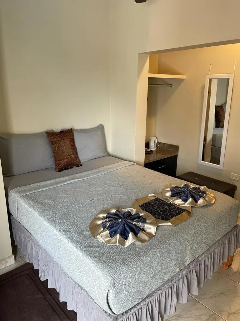 Restaurant/places to eat, Bed in GC Resort