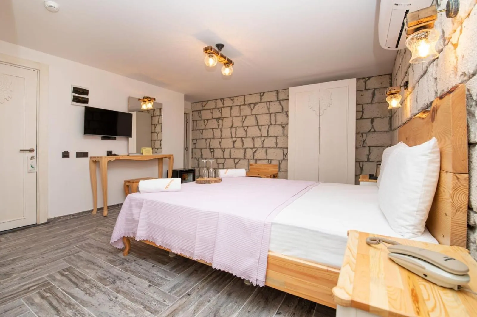 Photo of the whole room, Bed in Twins Hotel Çeşme