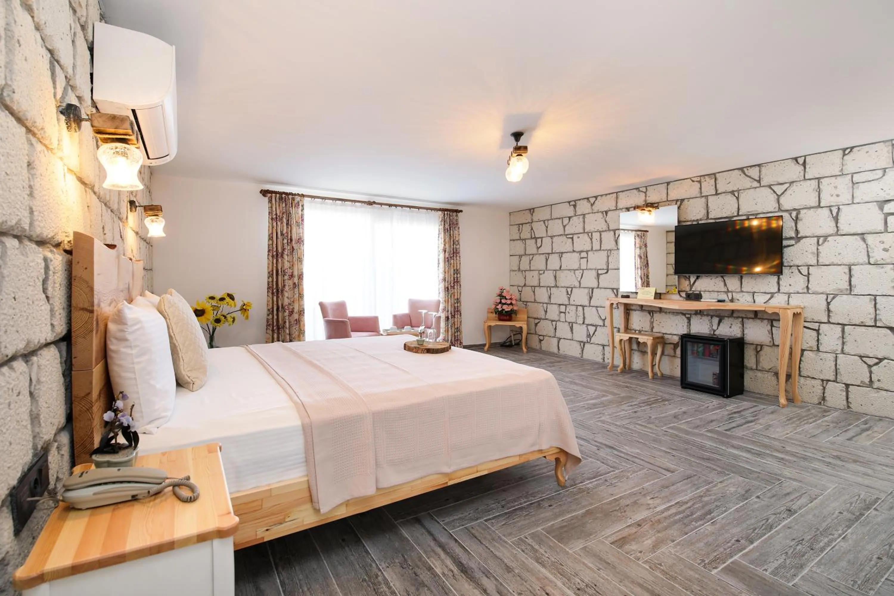 Photo of the whole room, Bed in Twins Hotel Çeşme