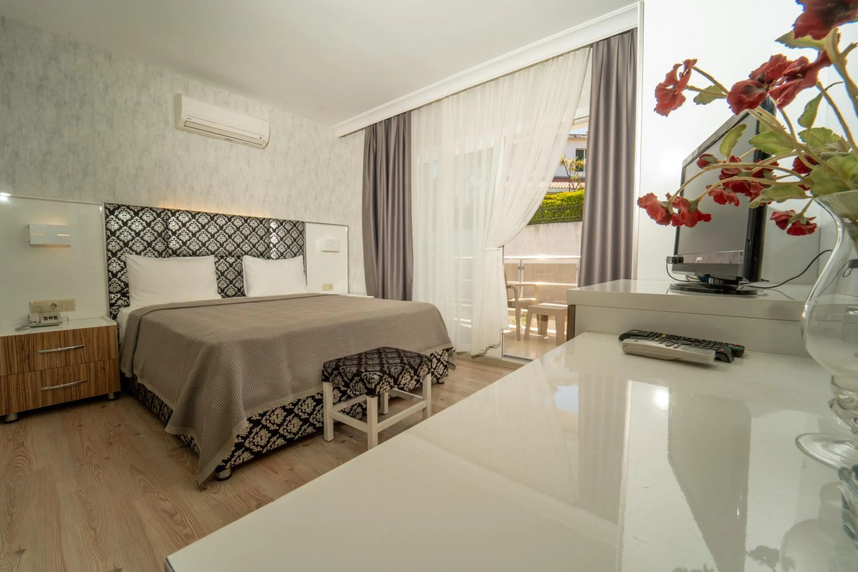 Photo of the whole room, Bed in Twins Hotel Çeşme