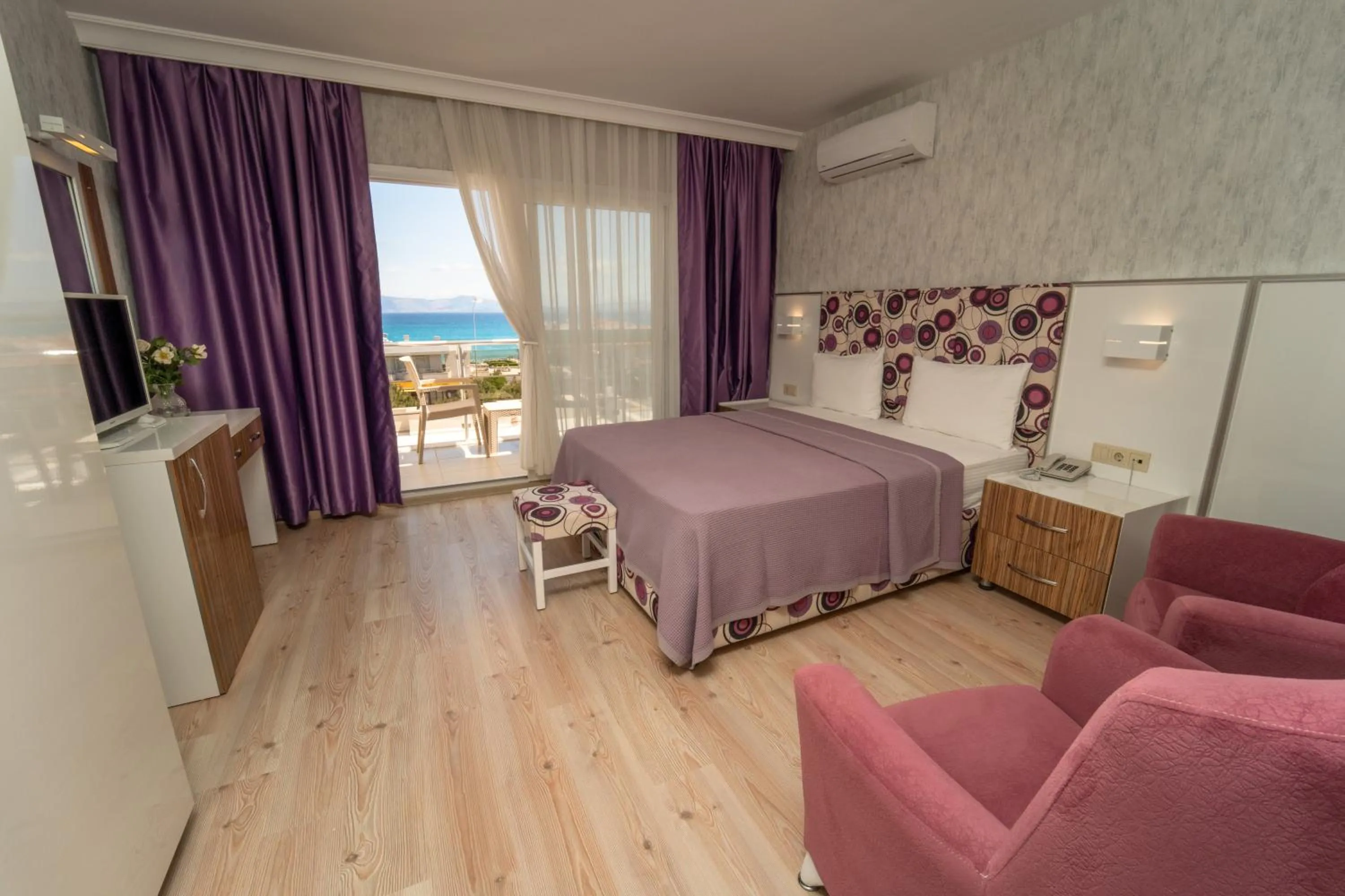 Photo of the whole room, Bed in Twins Hotel Çeşme