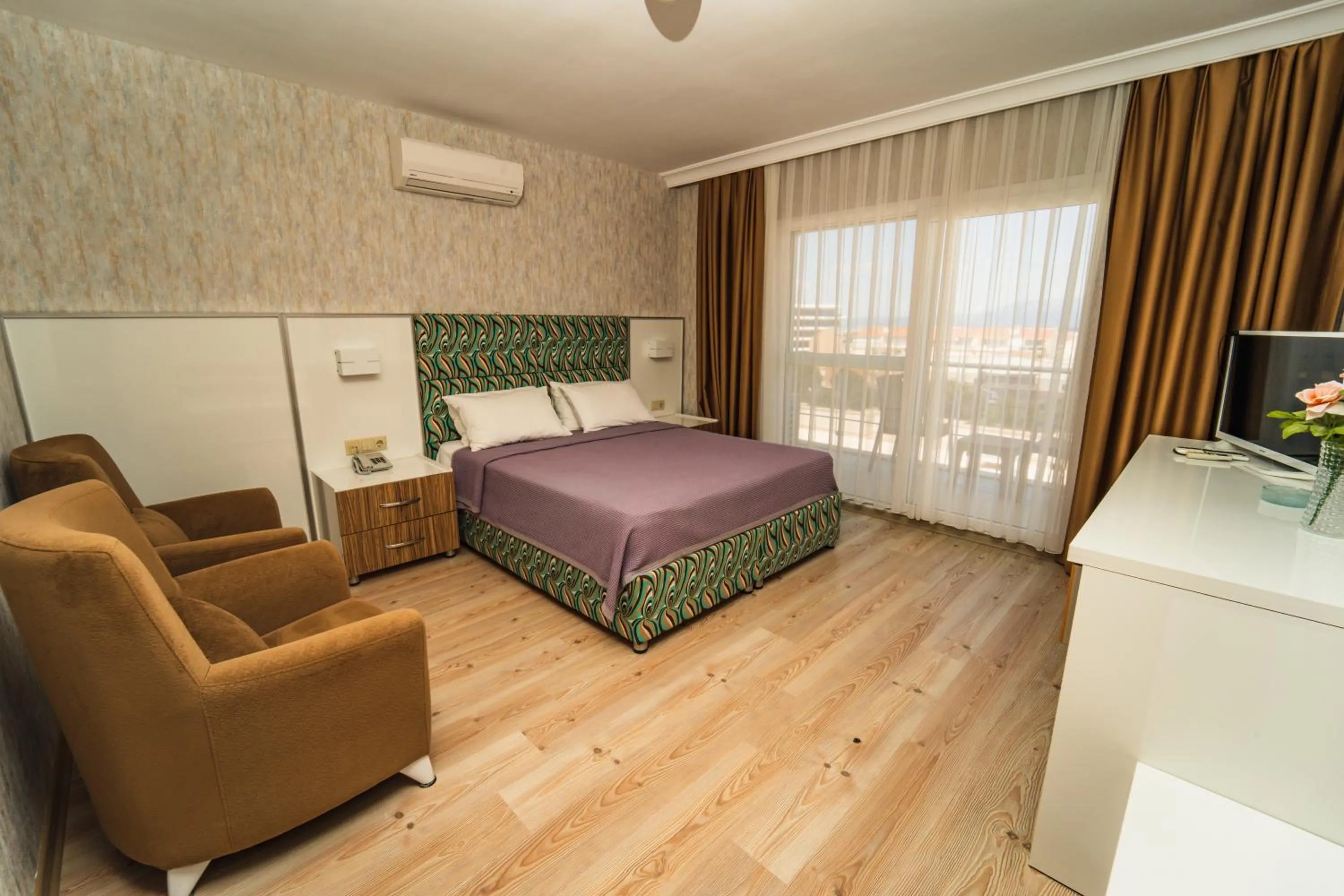 Photo of the whole room, Bed in Twins Hotel Çeşme