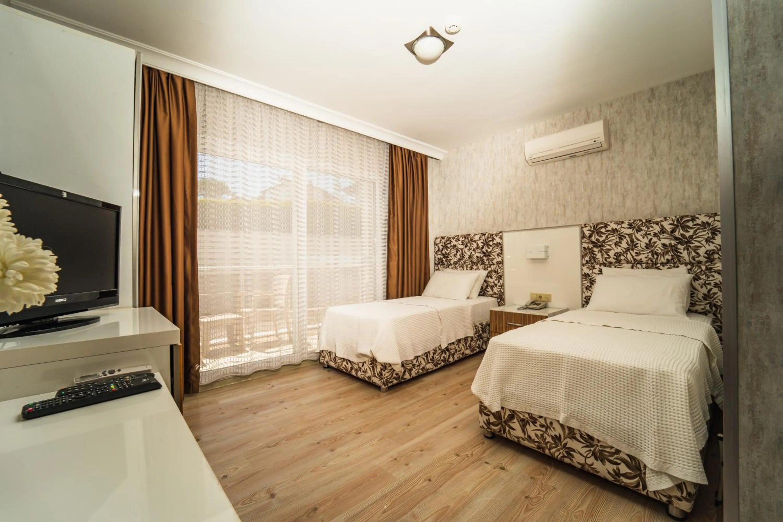 Photo of the whole room, Bed in Twins Hotel Çeşme