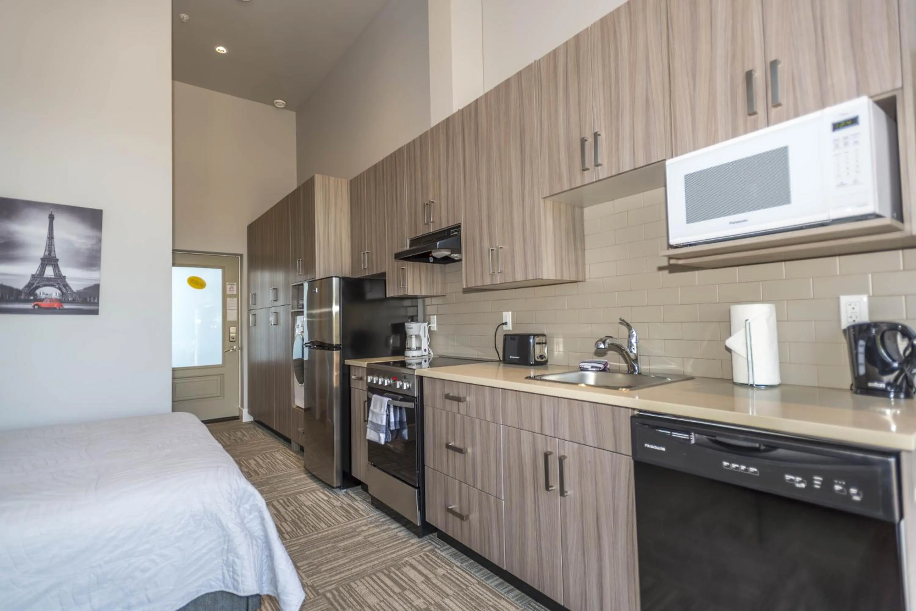 Kitchen or kitchenette, Bed in SoLo Suites
