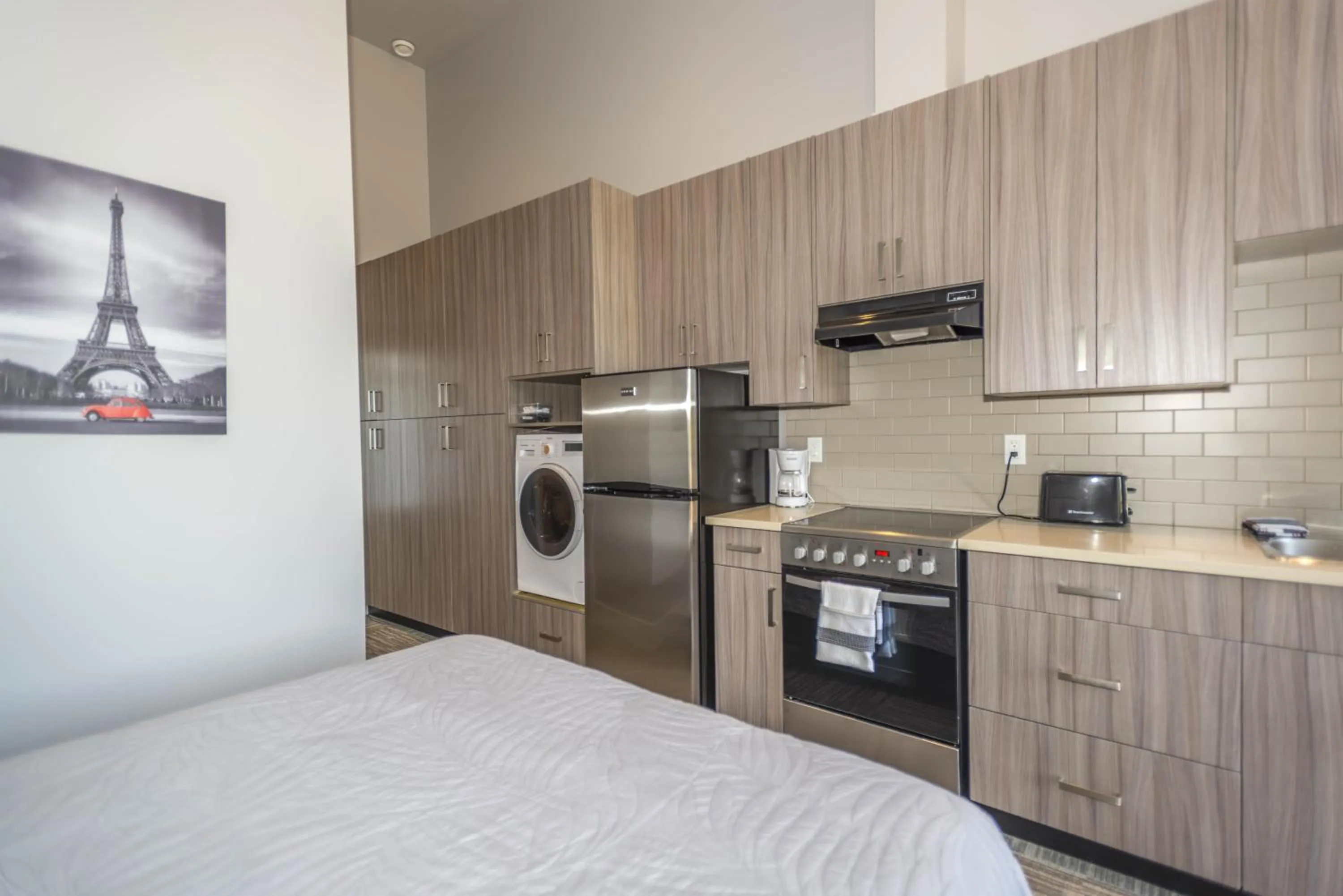 Kitchen or kitchenette, Bed in SoLo Suites