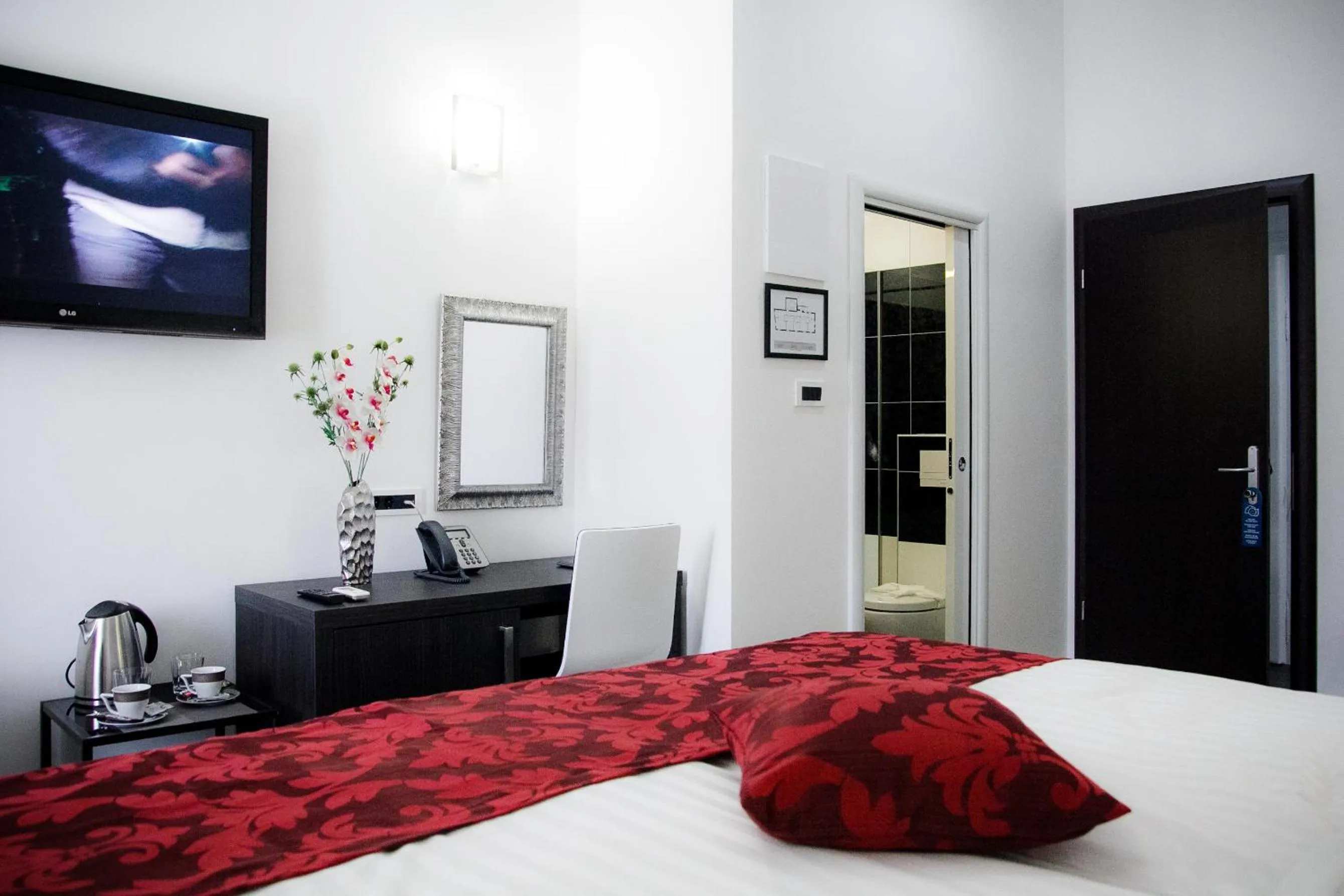 Photo of the whole room, Bed in Sleep Split