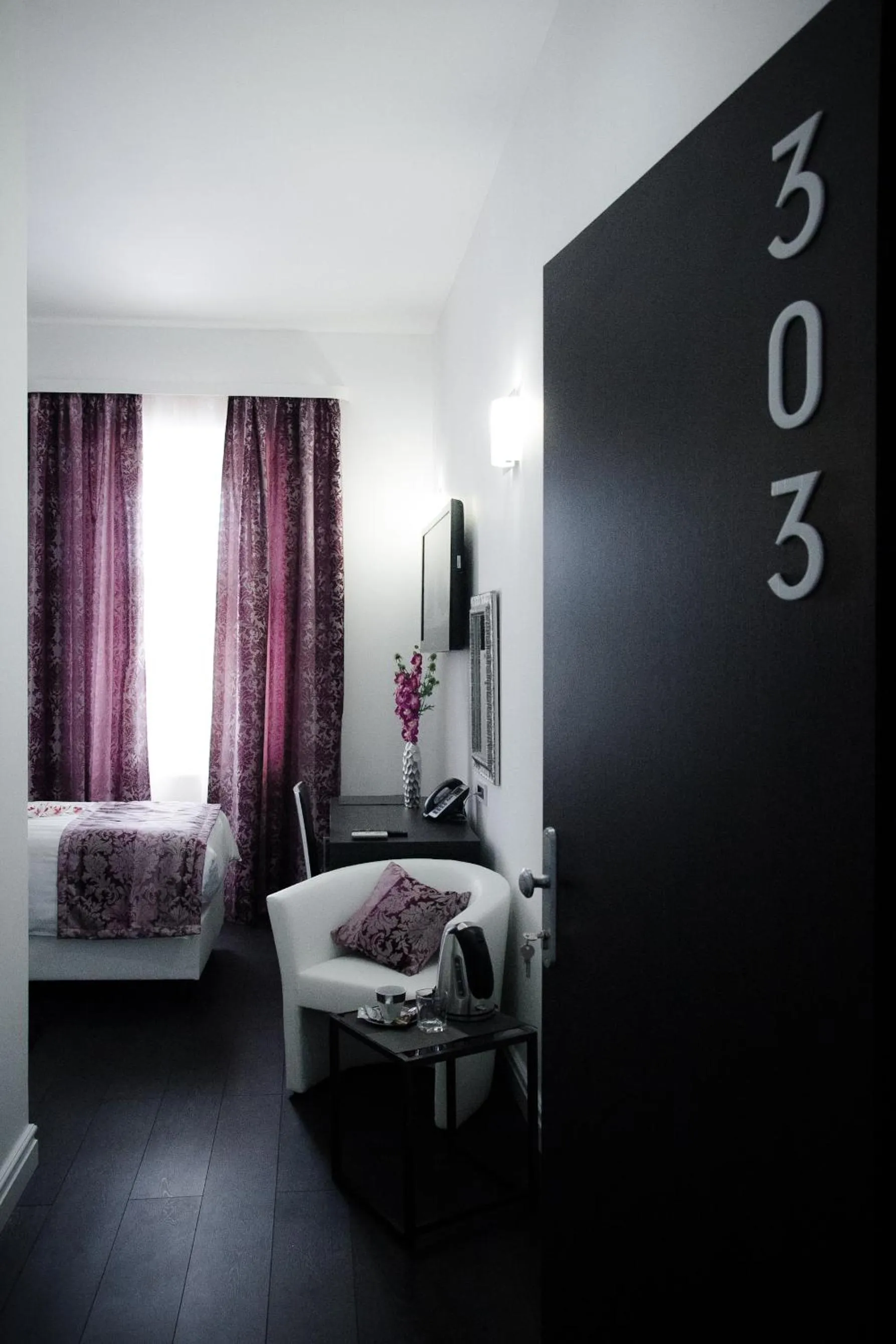 Photo of the whole room, Bed in Sleep Split