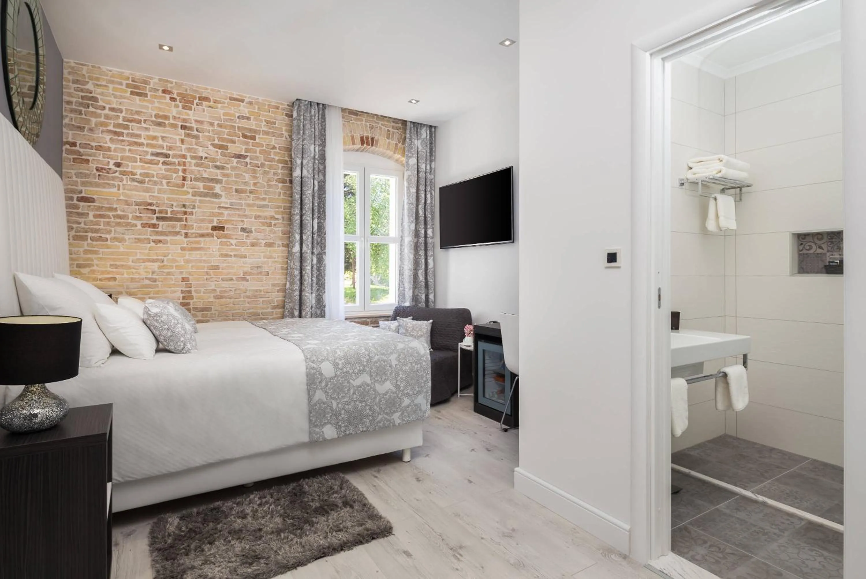 Toilet, Bed in Sleep Split