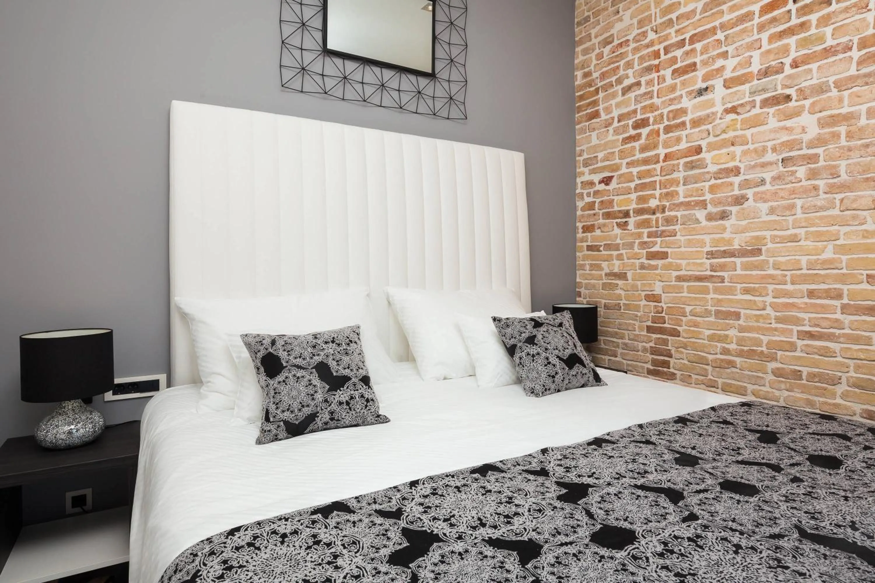 Bedroom, Bed in Sleep Split