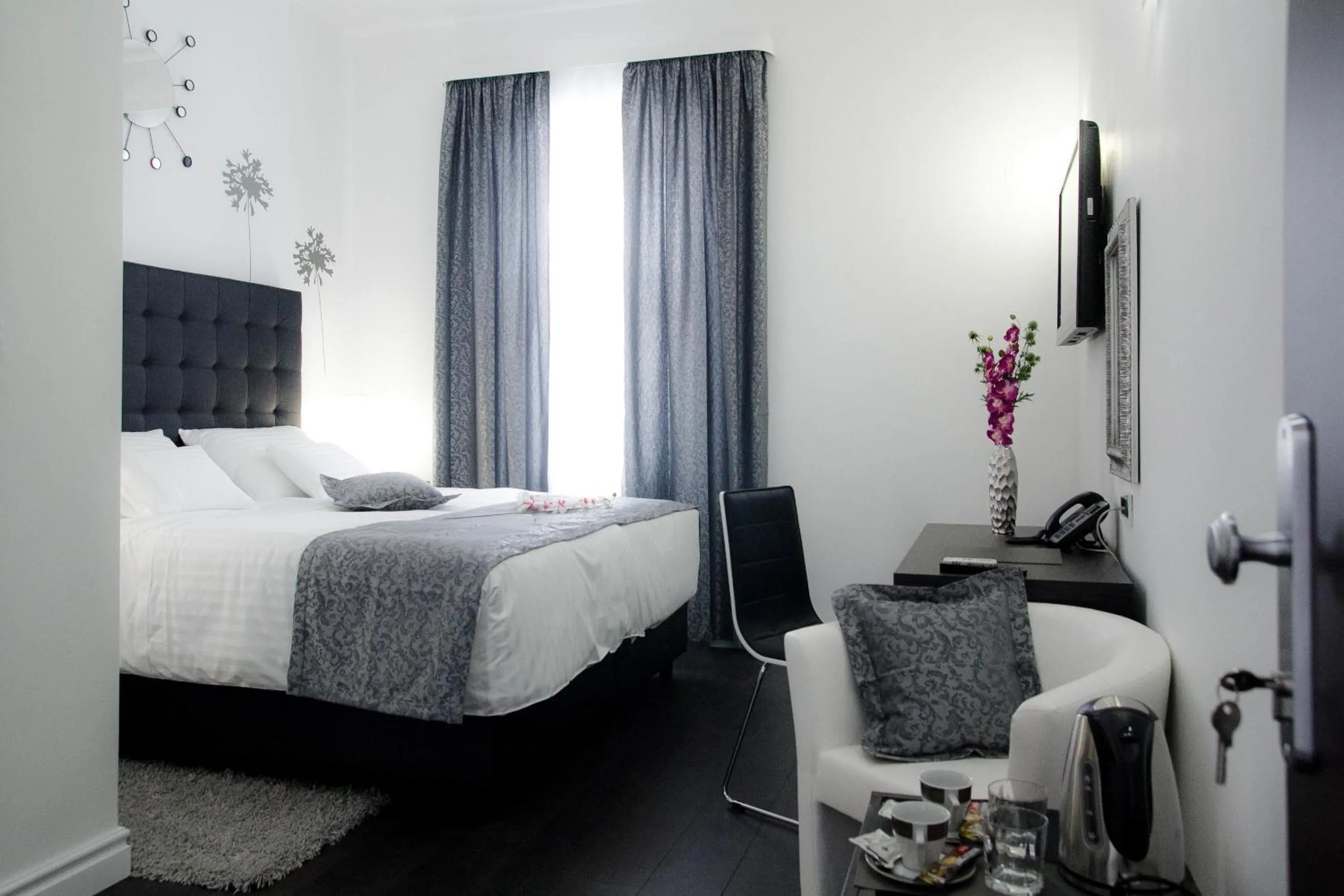 Photo of the whole room, Bed in Sleep Split