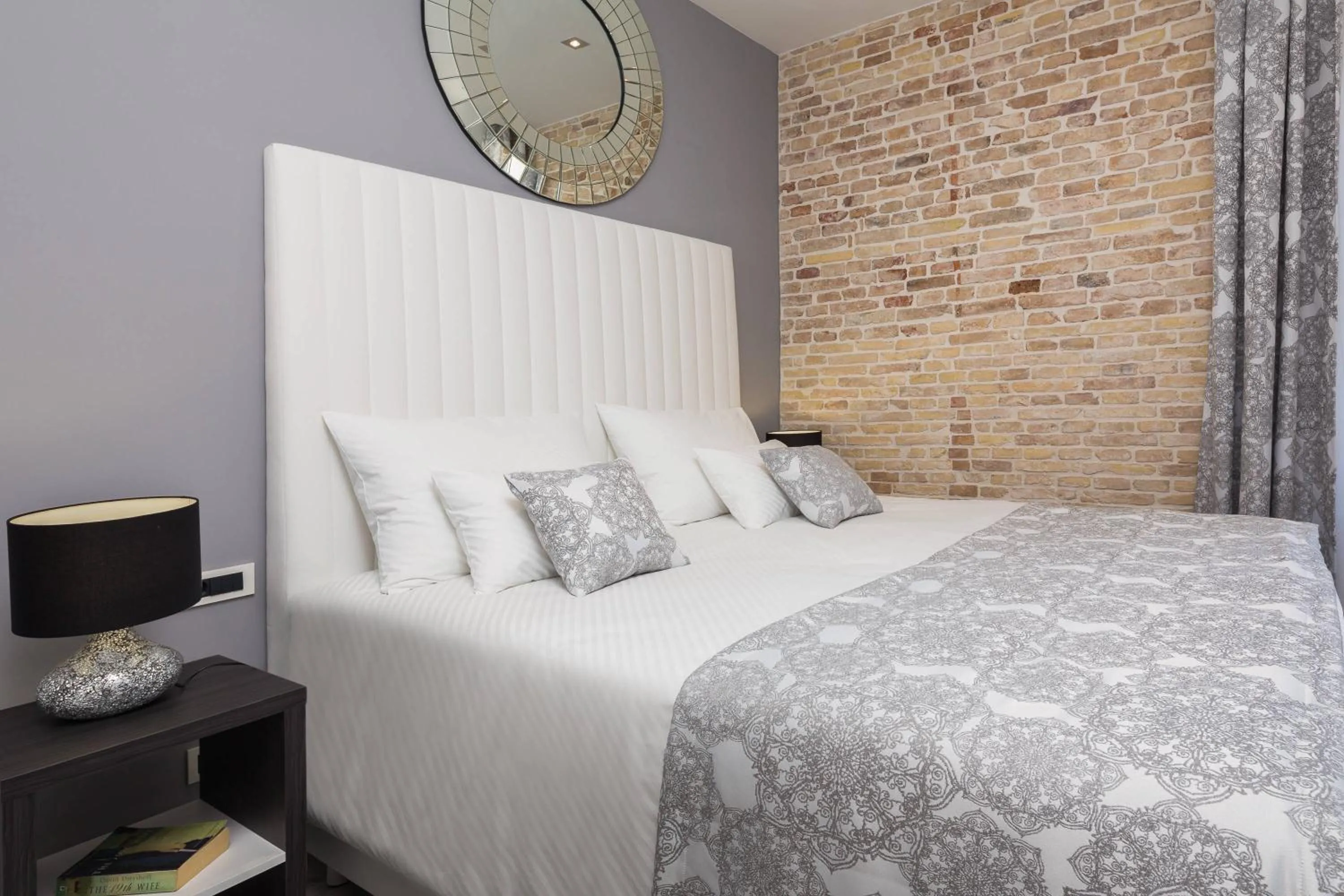 Bedroom, Bed in Sleep Split