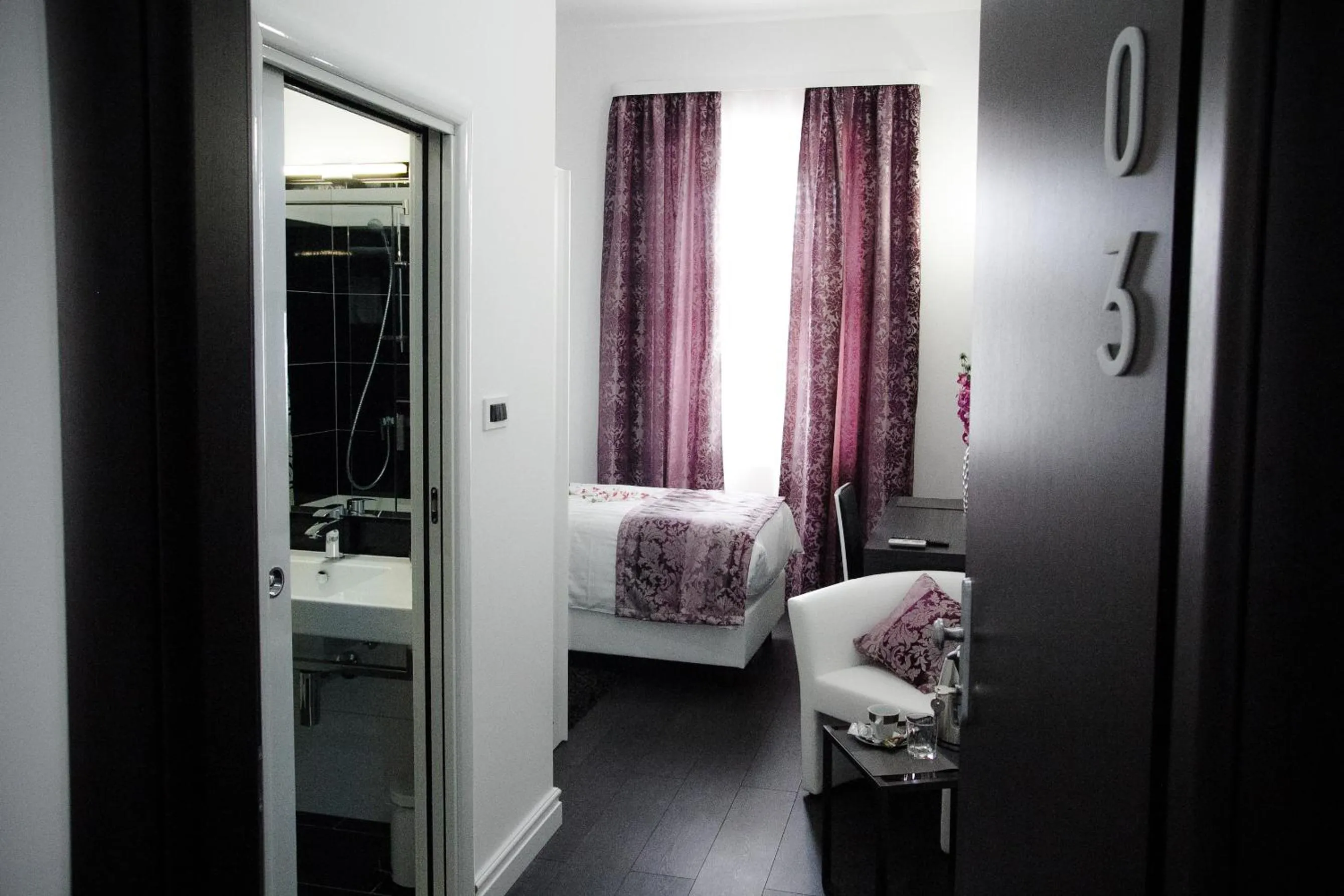 Photo of the whole room, Bed in Sleep Split