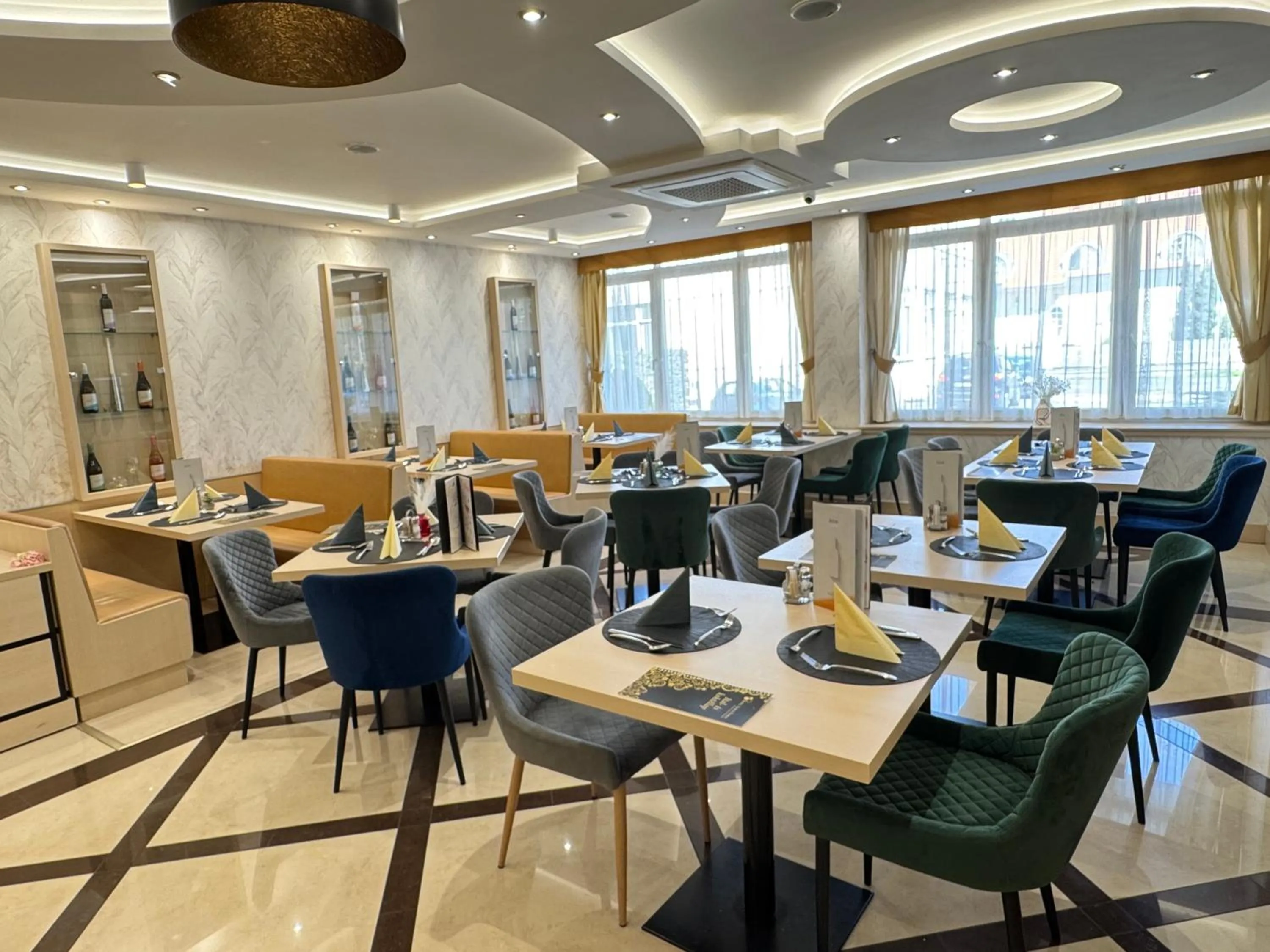 Restaurant/places to eat in Hotel Aurum Family "A"