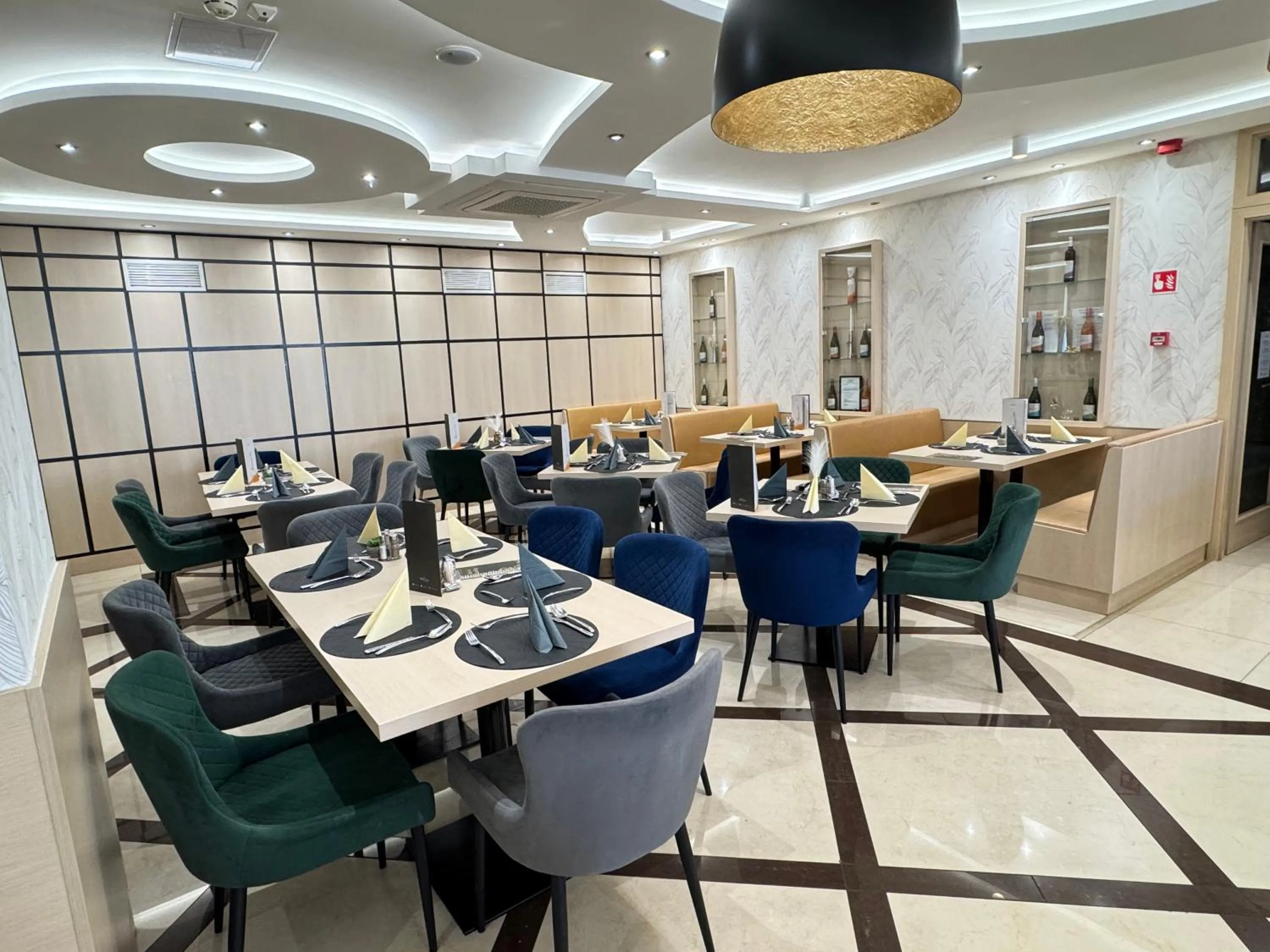 Restaurant/places to eat in Hotel Aurum Family "A"