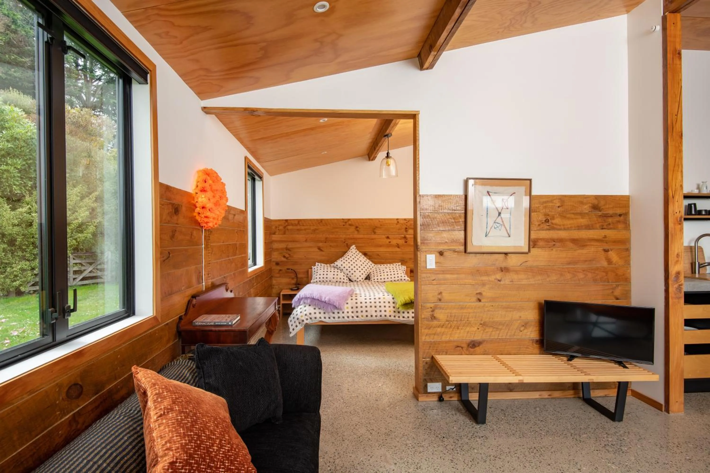 Communal lounge/ TV room in River Road Retreat