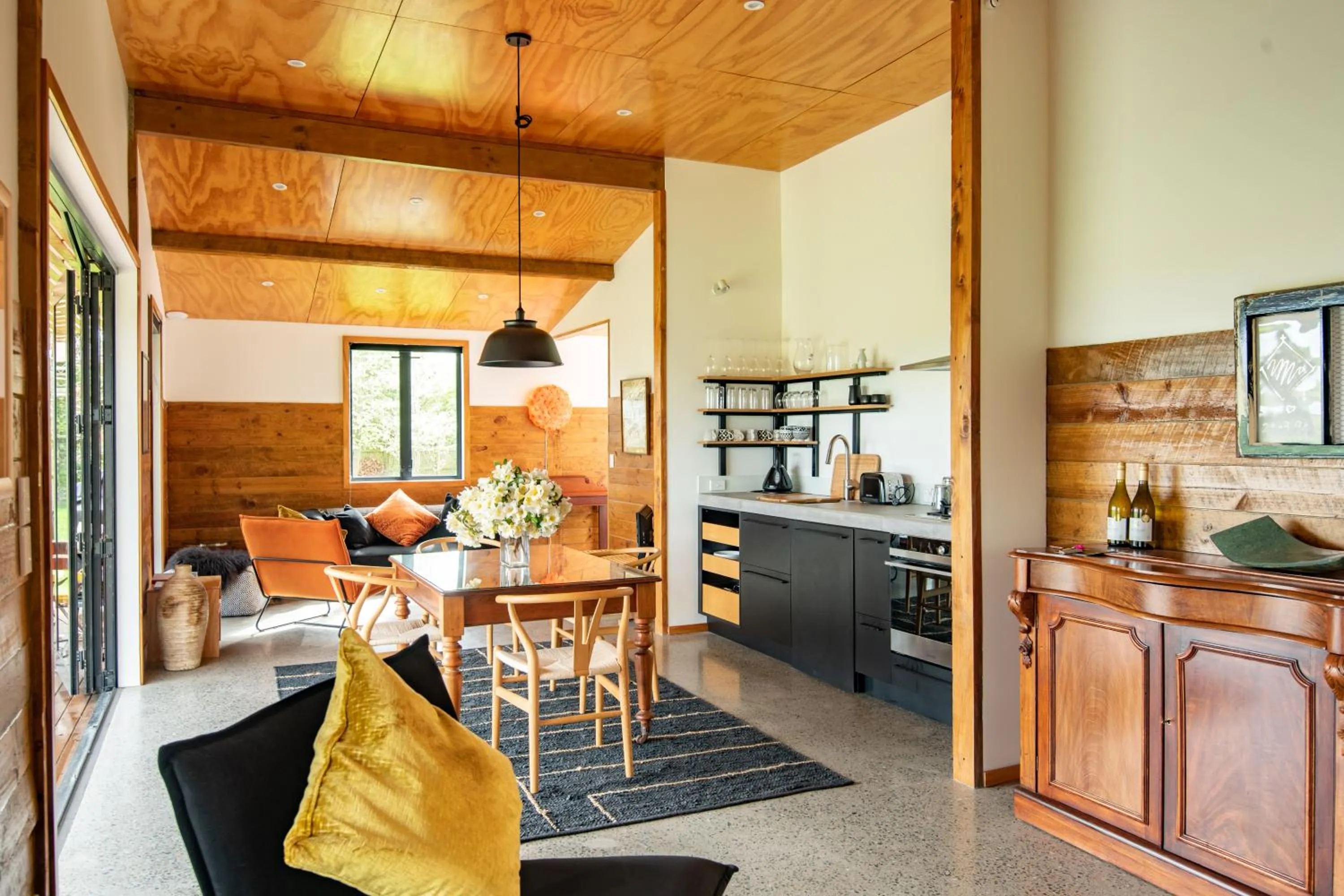 Lounge or bar in River Road Retreat