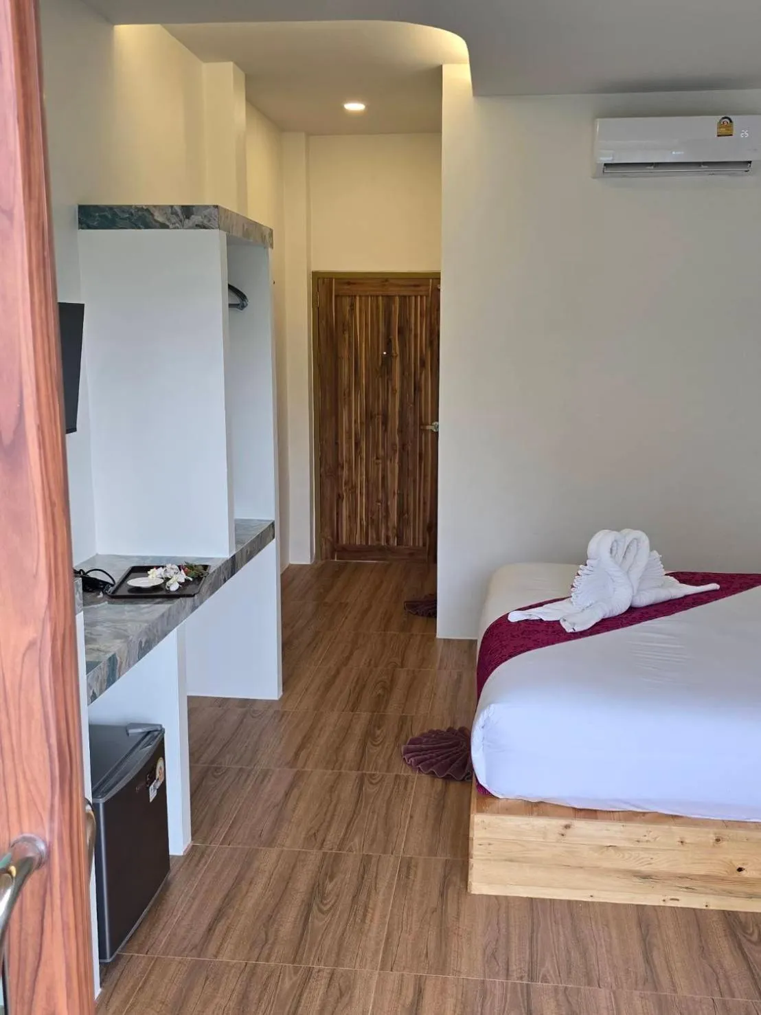 Bed in Baannai Lake View Resort