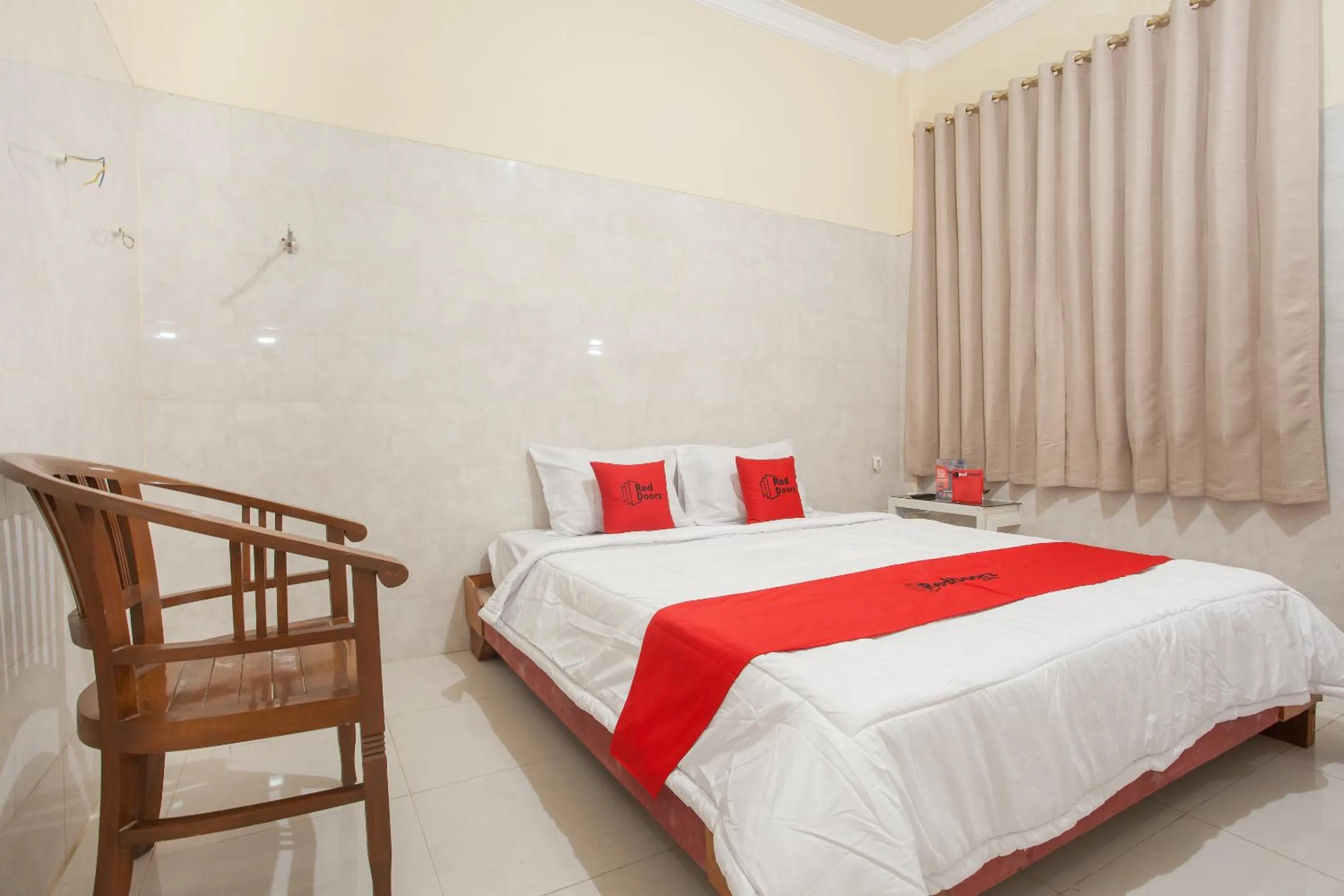 Bedroom, Bed in RedDoorz Syariah At Sedati