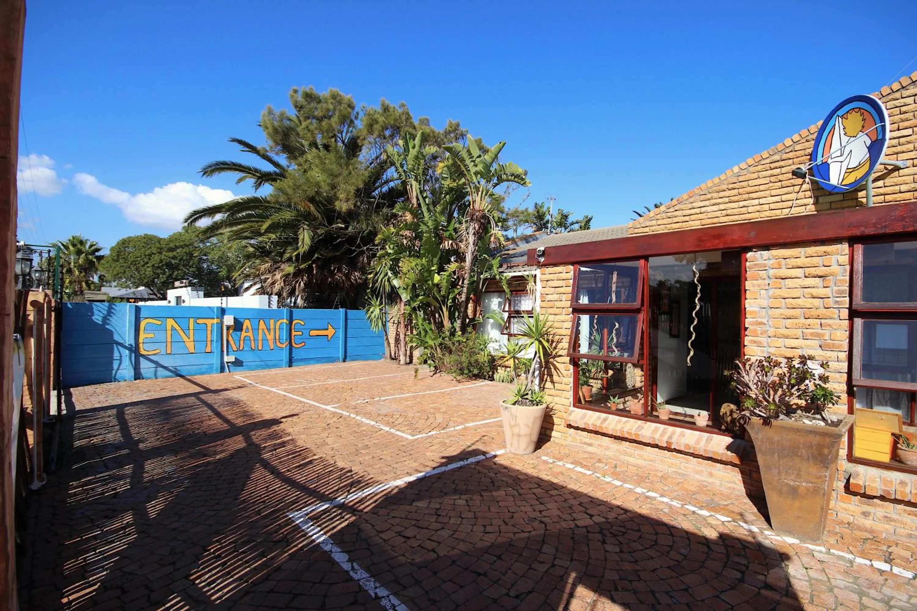 Property building in Saltycrax Backpackers and Surf Hostel