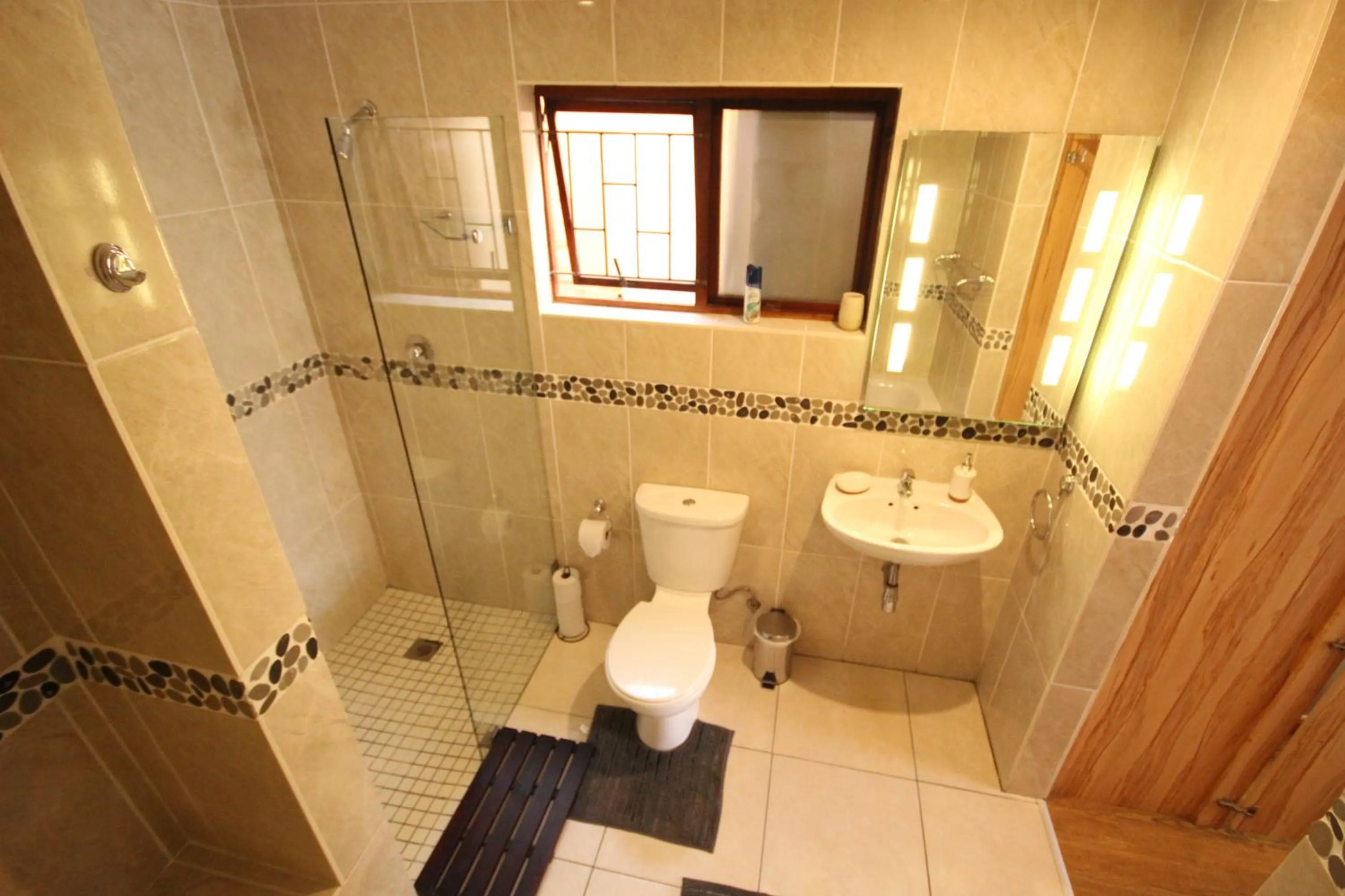 Shower in Saltycrax Backpackers and Surf Hostel