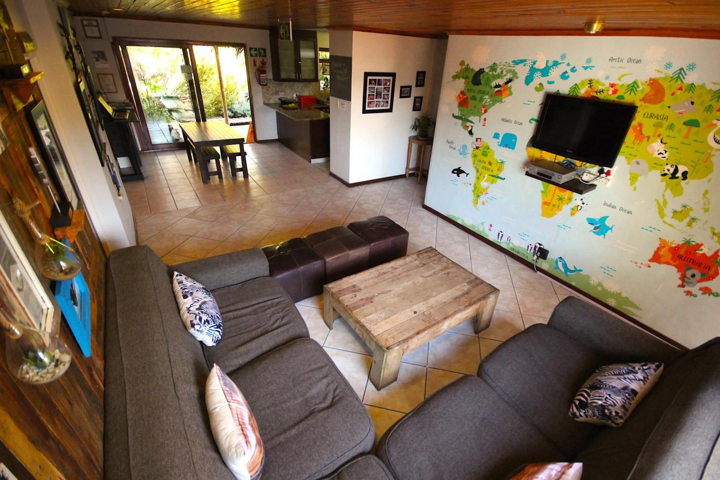 Communal lounge/ TV room in Saltycrax Backpackers and Surf Hostel