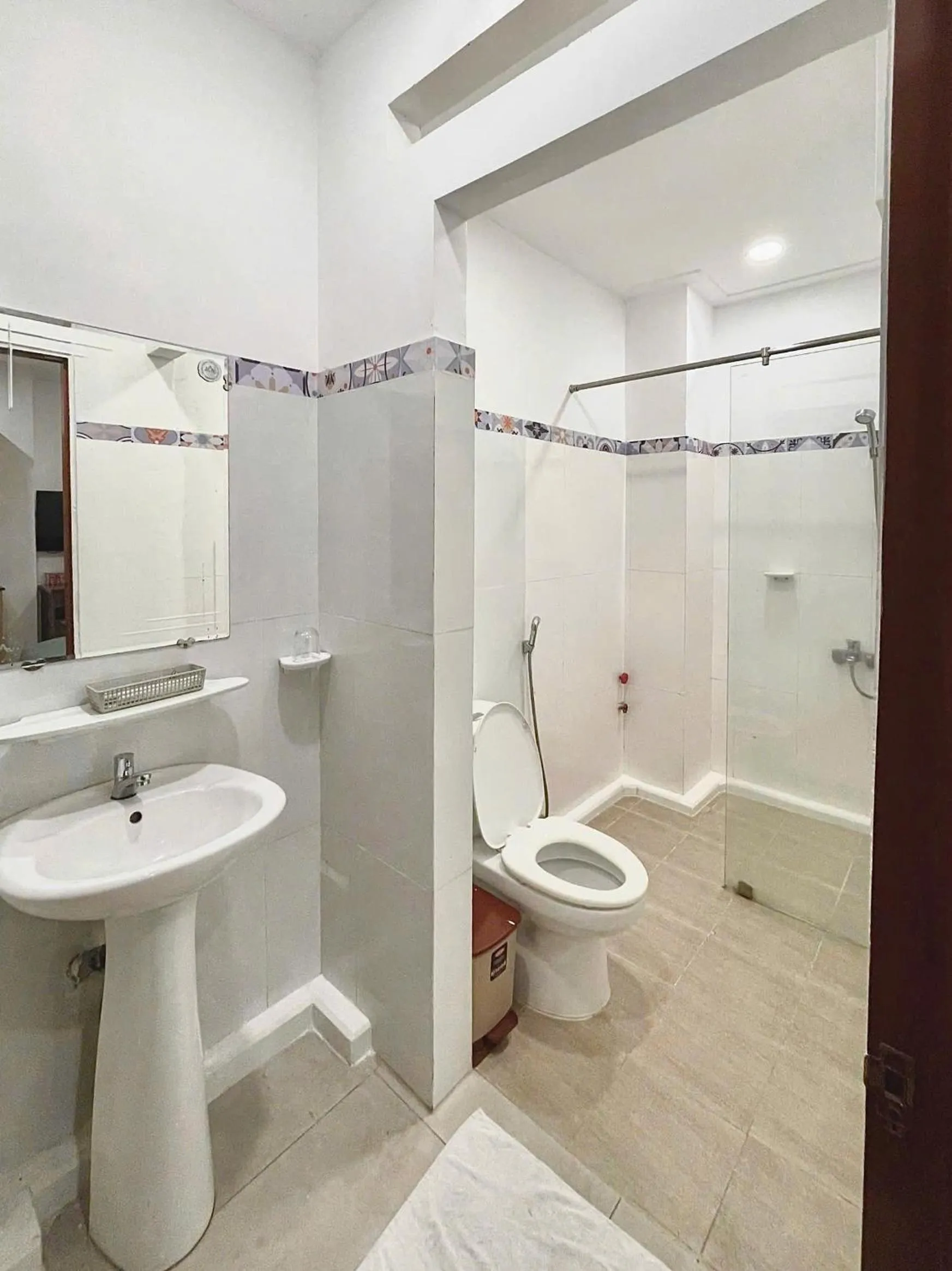 Shower in Hoang Long Son 2