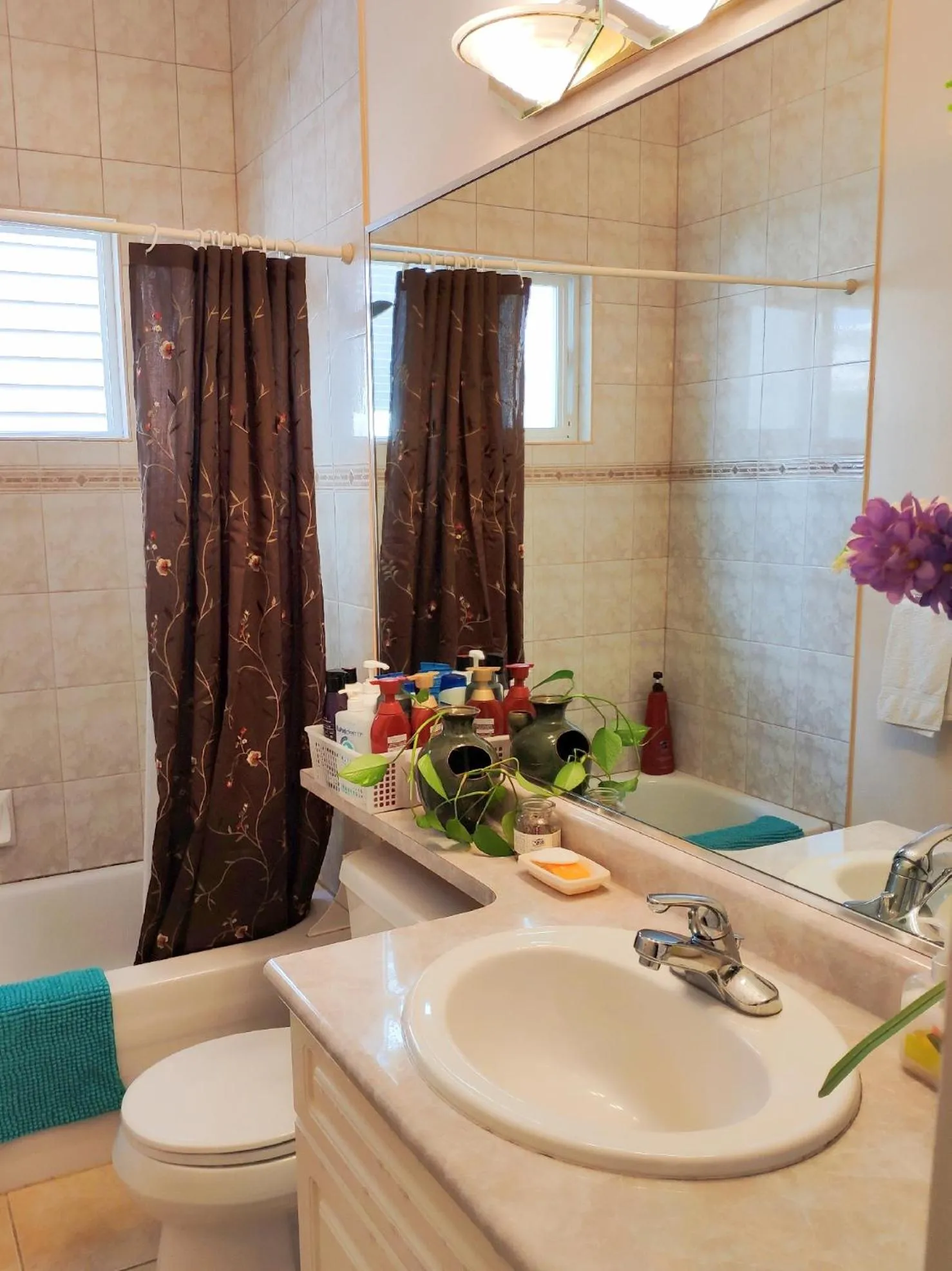 Bathroom in Helen's House / Close to Skytrain and Airport
