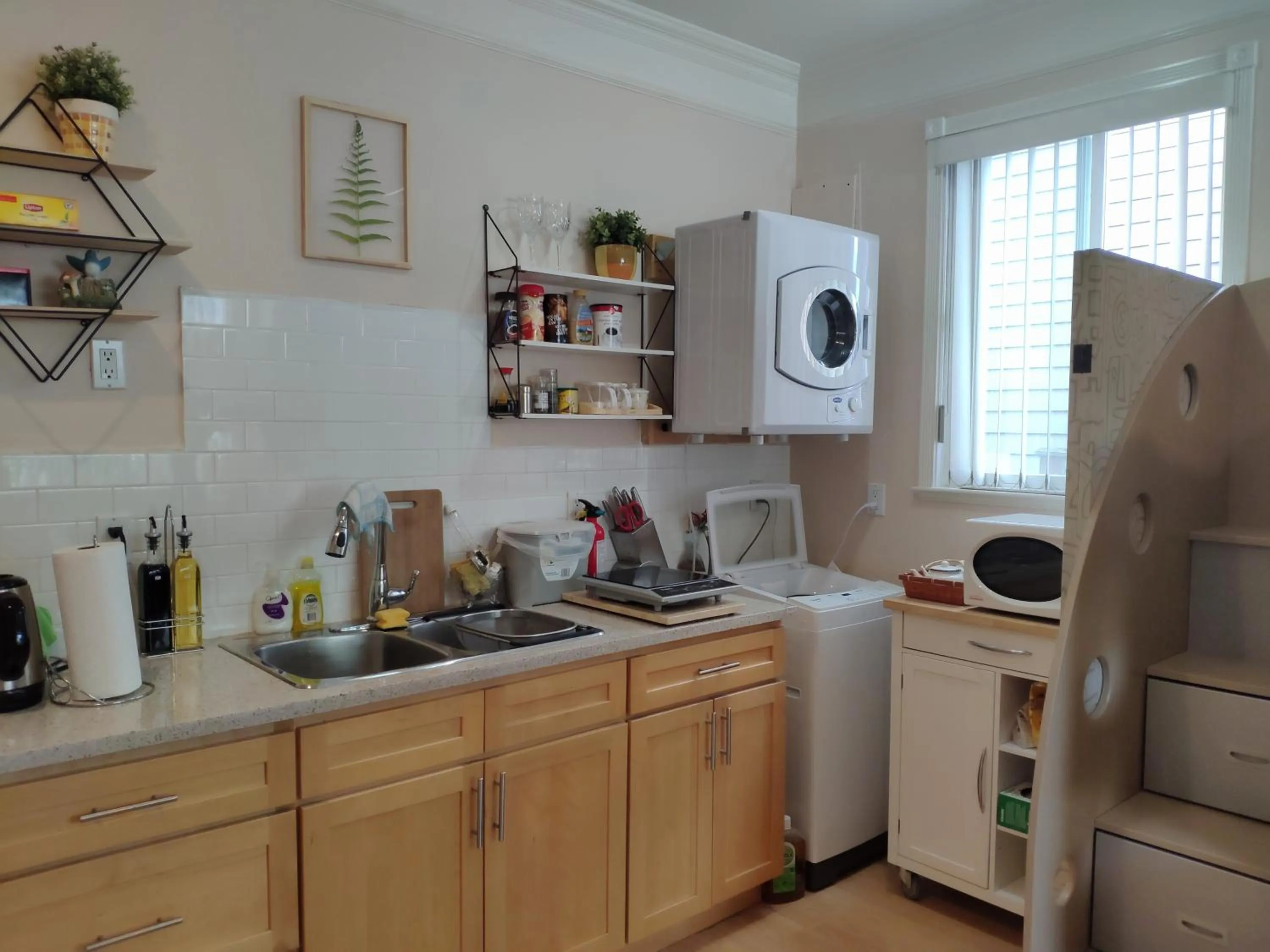 Kitchen or kitchenette in Helen's House / Close to Skytrain and Airport