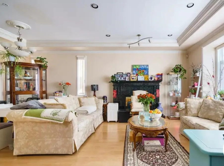 Living room in Helen's House / Close to Skytrain and Airport