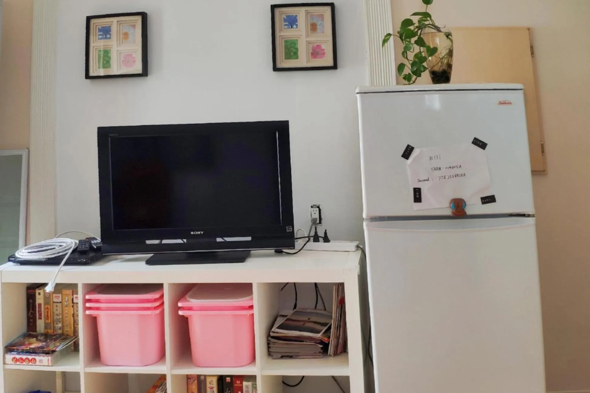 Communal lounge/ TV room in Helen's House / Close to Skytrain and Airport