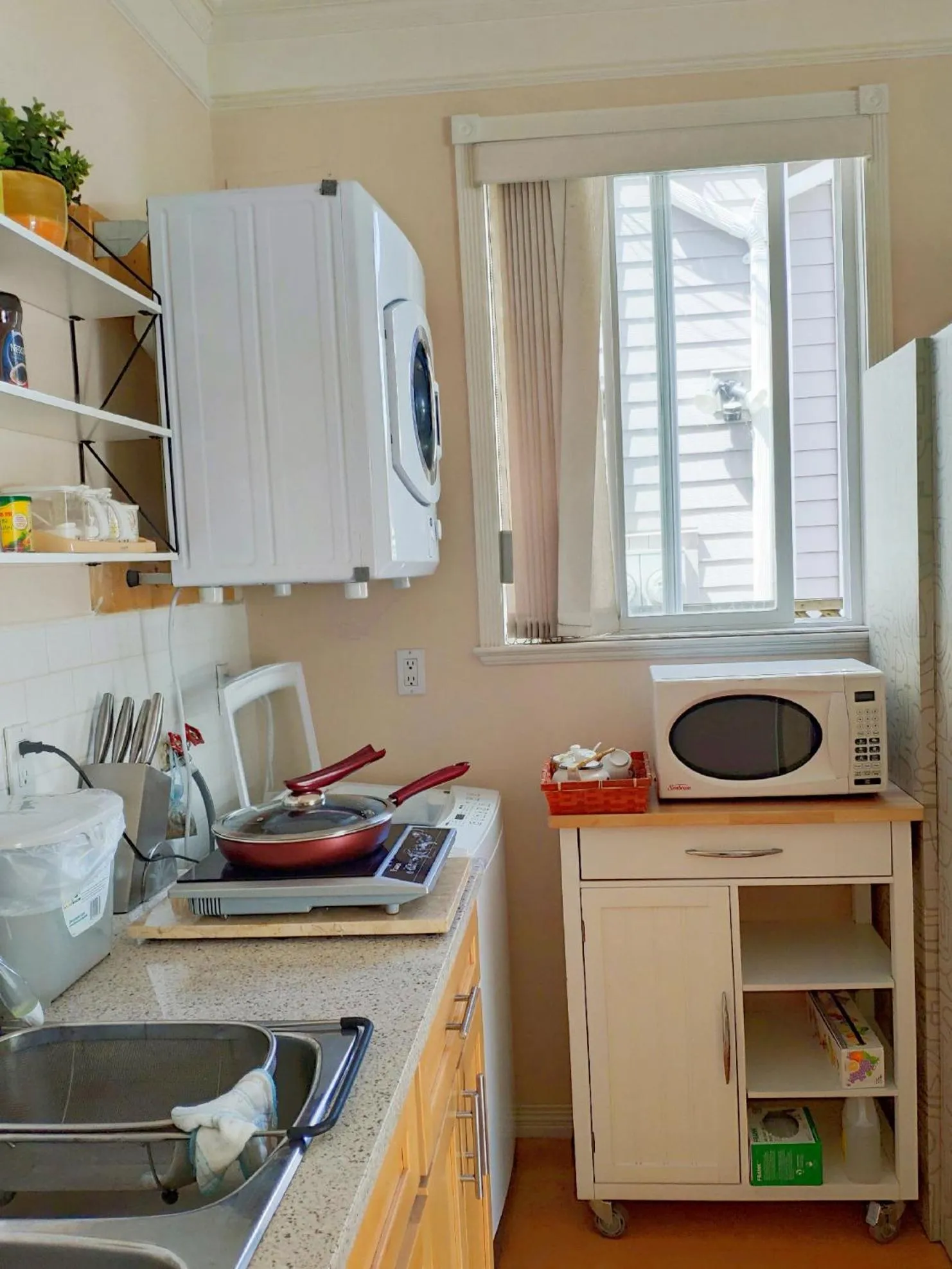 Kitchen or kitchenette in Helen's House / Close to Skytrain and Airport
