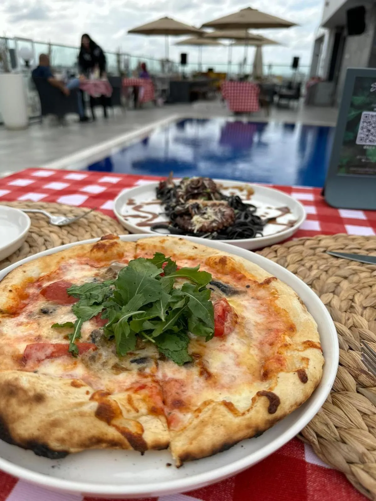 Restaurant/places to eat in Sky Roof Hotel