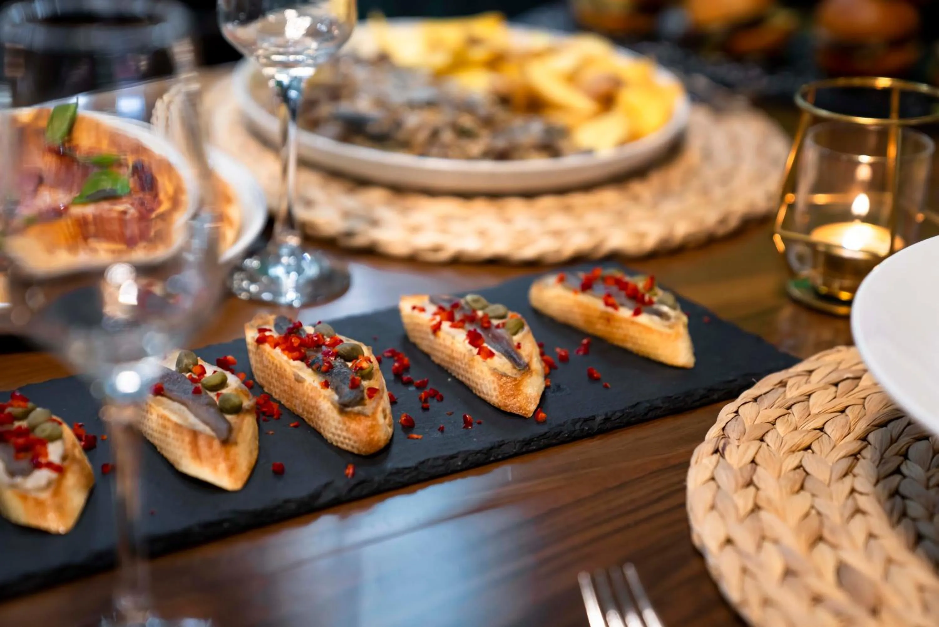 Restaurant/places to eat in Sky Roof Hotel