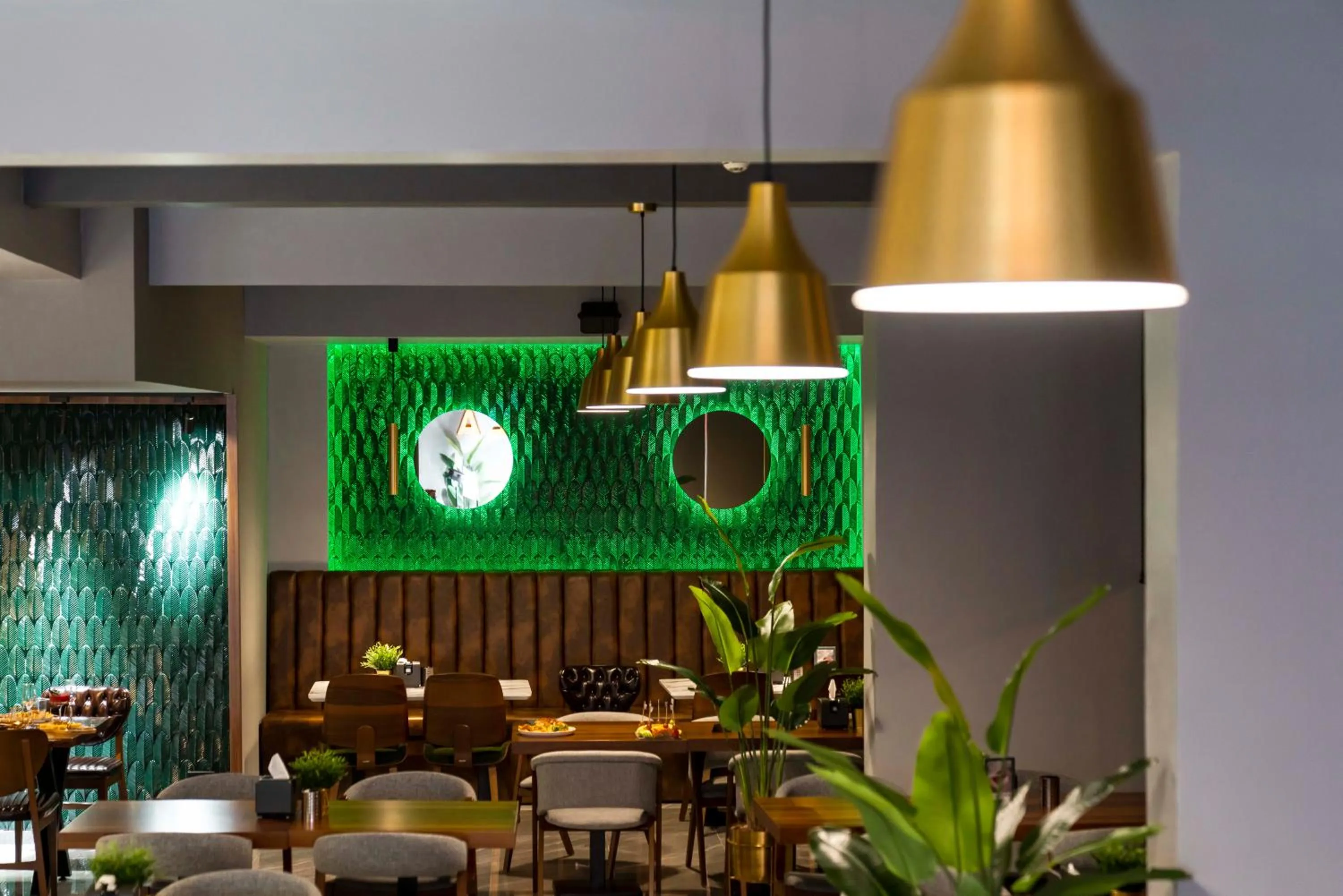 Restaurant/places to eat in Sky Roof Hotel