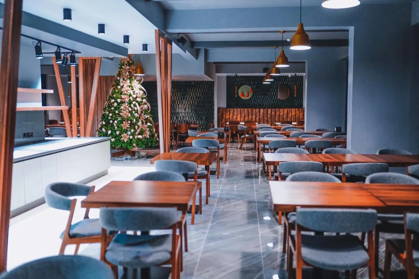 Restaurant/places to eat in Sky Roof Hotel