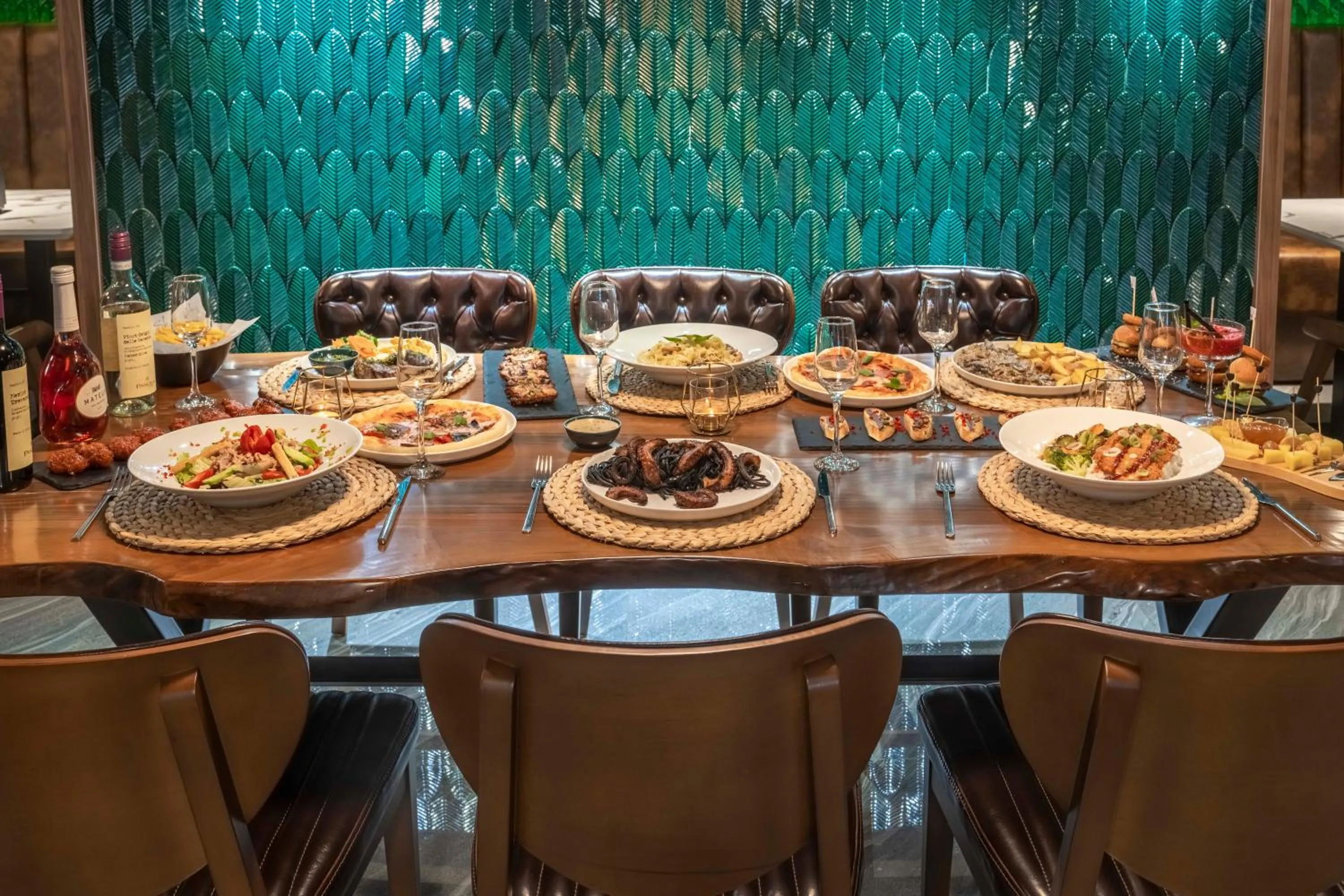 Restaurant/places to eat in Sky Roof Hotel