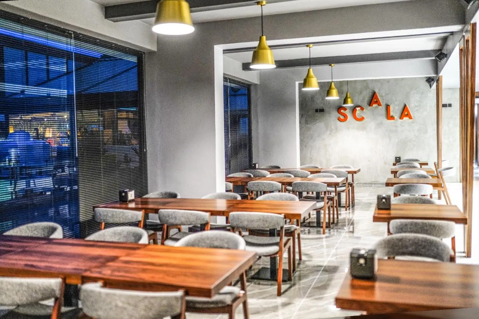 Restaurant/places to eat in Sky Roof Hotel